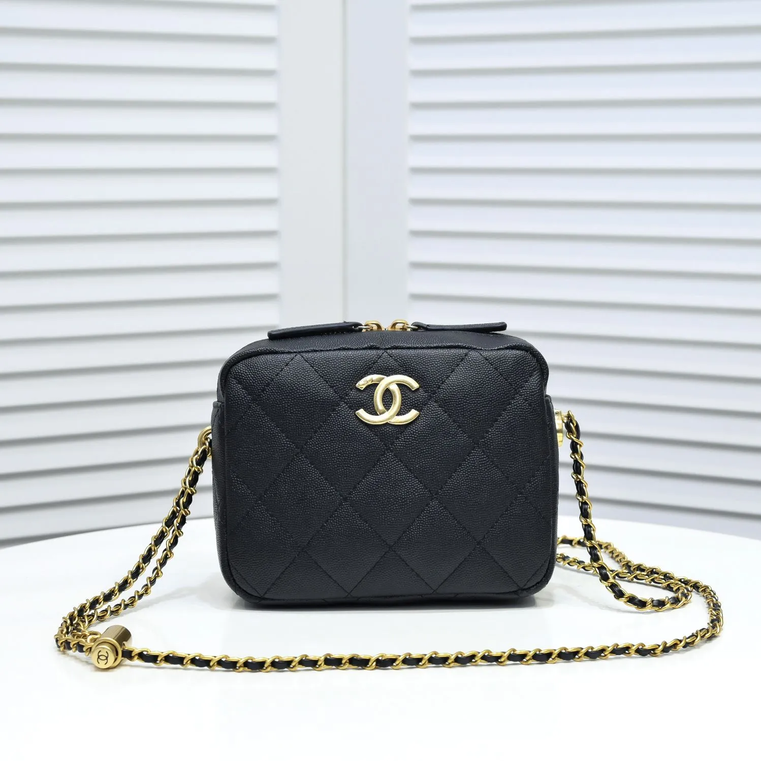 💰340￥ Chanel21K's latest popular Mini camera bag, classic rhombus, decorated with gold chain and button design pendants, the shoulder straps are adjustable in length, and the fragrance embellishes the handbag, standing out and interpreting timeless elegance. Style number: 2856 Size: 18x14x7cm