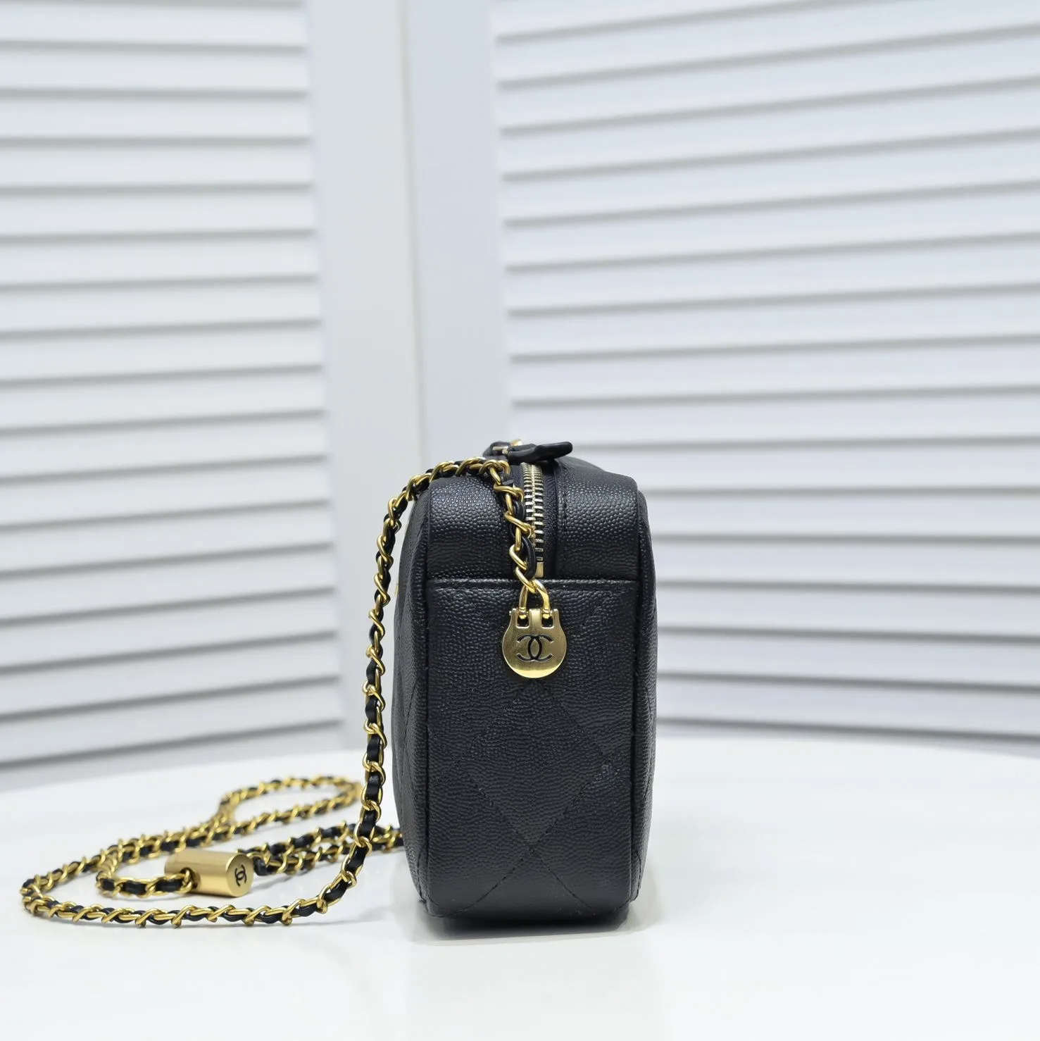 💰340￥ Chanel21K's latest popular Mini camera bag, classic rhombus, decorated with gold chain and button design pendants, the shoulder straps are adjustable in length, and the fragrance embellishes the handbag, standing out and interpreting timeless elegance. Style number: 2856 Size: 18x14x7cm