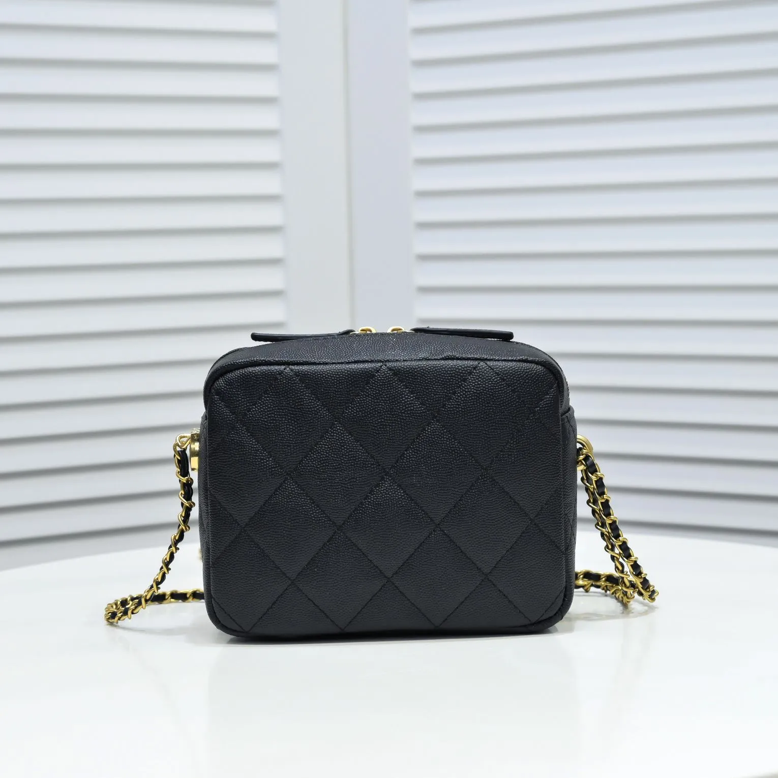 💰340￥ Chanel21K's latest popular Mini camera bag, classic rhombus, decorated with gold chain and button design pendants, the shoulder straps are adjustable in length, and the fragrance embellishes the handbag, standing out and interpreting timeless elegance. Style number: 2856 Size: 18x14x7cm