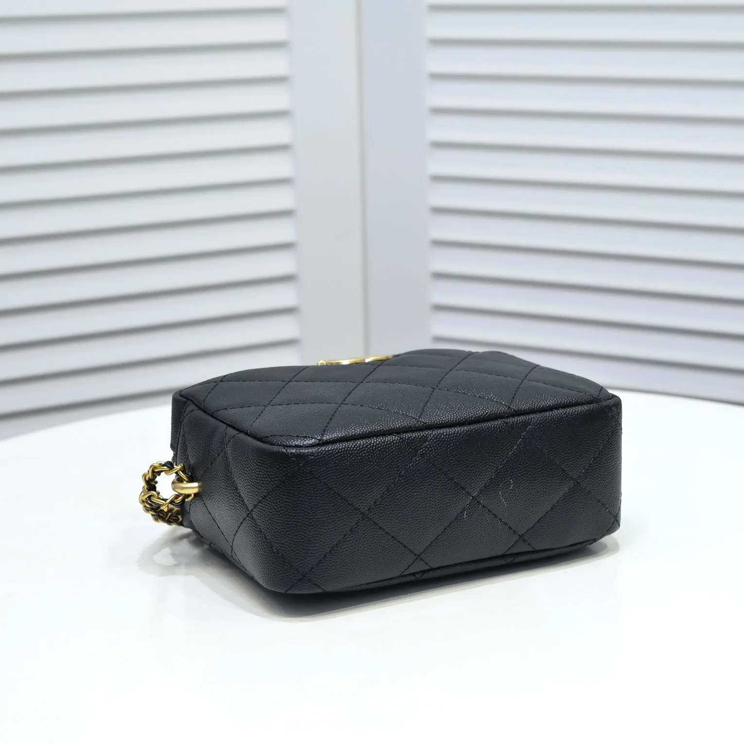 💰340￥ Chanel21K's latest popular Mini camera bag, classic rhombus, decorated with gold chain and button design pendants, the shoulder straps are adjustable in length, and the fragrance embellishes the handbag, standing out and interpreting timeless elegance. Style number: 2856 Size: 18x14x7cm