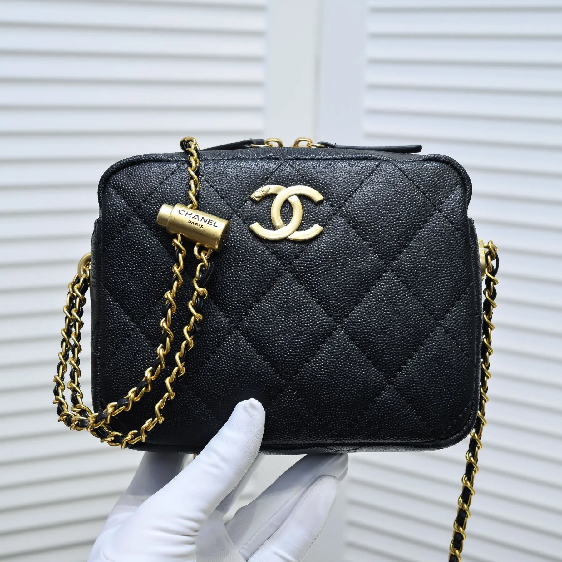 💰340￥ Chanel21K's latest popular Mini camera bag, classic rhombus, decorated with gold chain and button design pendants, the shoulder straps are adjustable in length, and the fragrance embellishes the handbag, standing out and interpreting timeless elegance. Style number: 2856 Size: 18x14x7cm
