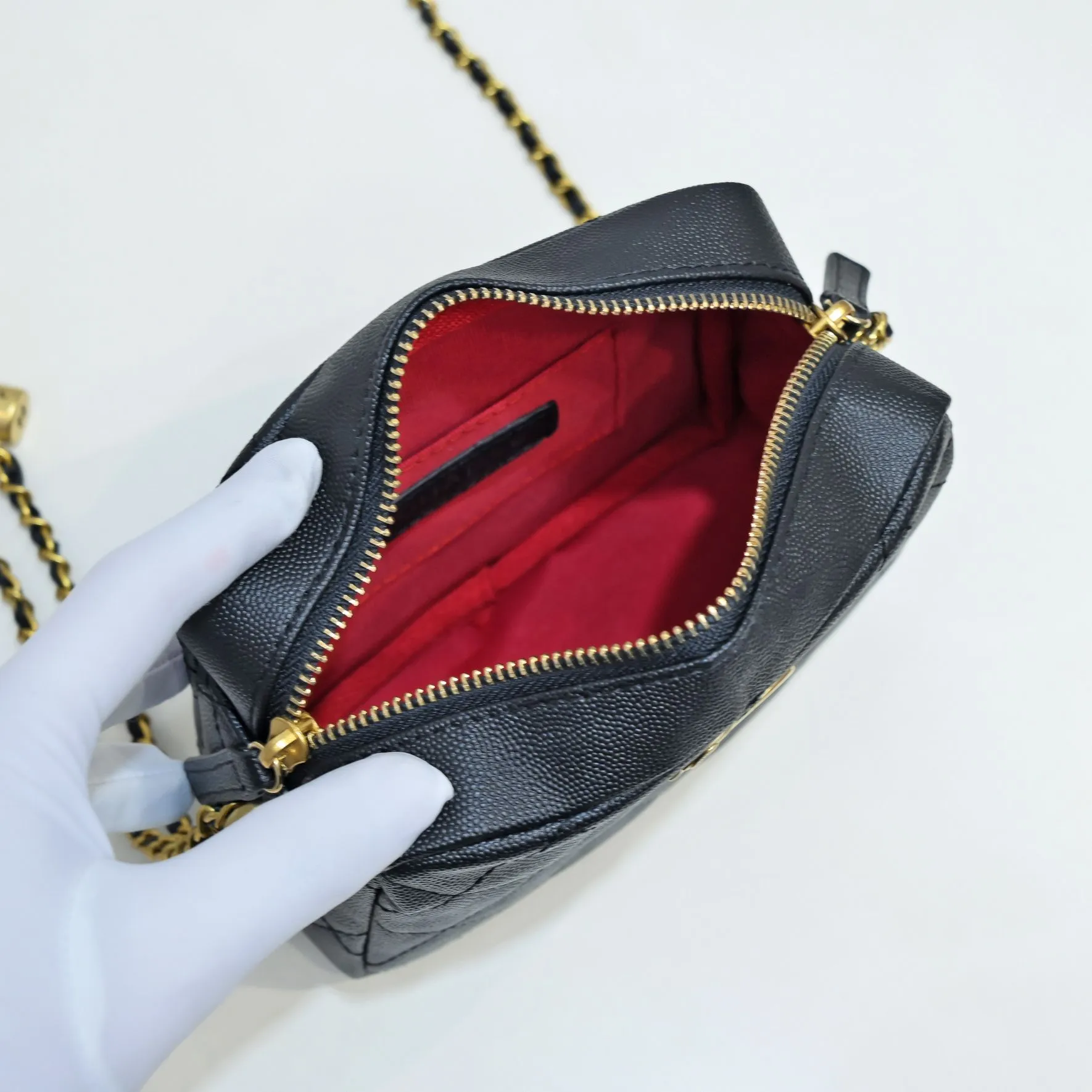 💰340￥ Chanel21K's latest popular Mini camera bag, classic rhombus, decorated with gold chain and button design pendants, the shoulder straps are adjustable in length, and the fragrance embellishes the handbag, standing out and interpreting timeless elegance. Style number: 2856 Size: 18x14x7cm