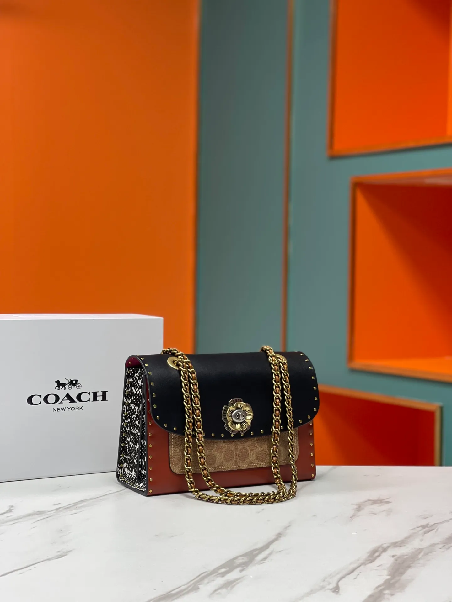 Batch 610💰 Original quality coach model 29416 Classic logo canvas rivets and snakeskin details MADISON shoulder bag Madison has both durable style and modern design, and can be used for various occasions such as work and leisure. Crafted from refined calfskin and Signature canvas with genuine snakeskin leather, it features polished rivets, an external pocket for easy access to everyday essentials and tea rose turn-lock fasteners. Lined in fabric, it comes with a leather chain strap that doubles as a long shoulder strap or as two short handles. Size: 26*17.5*10