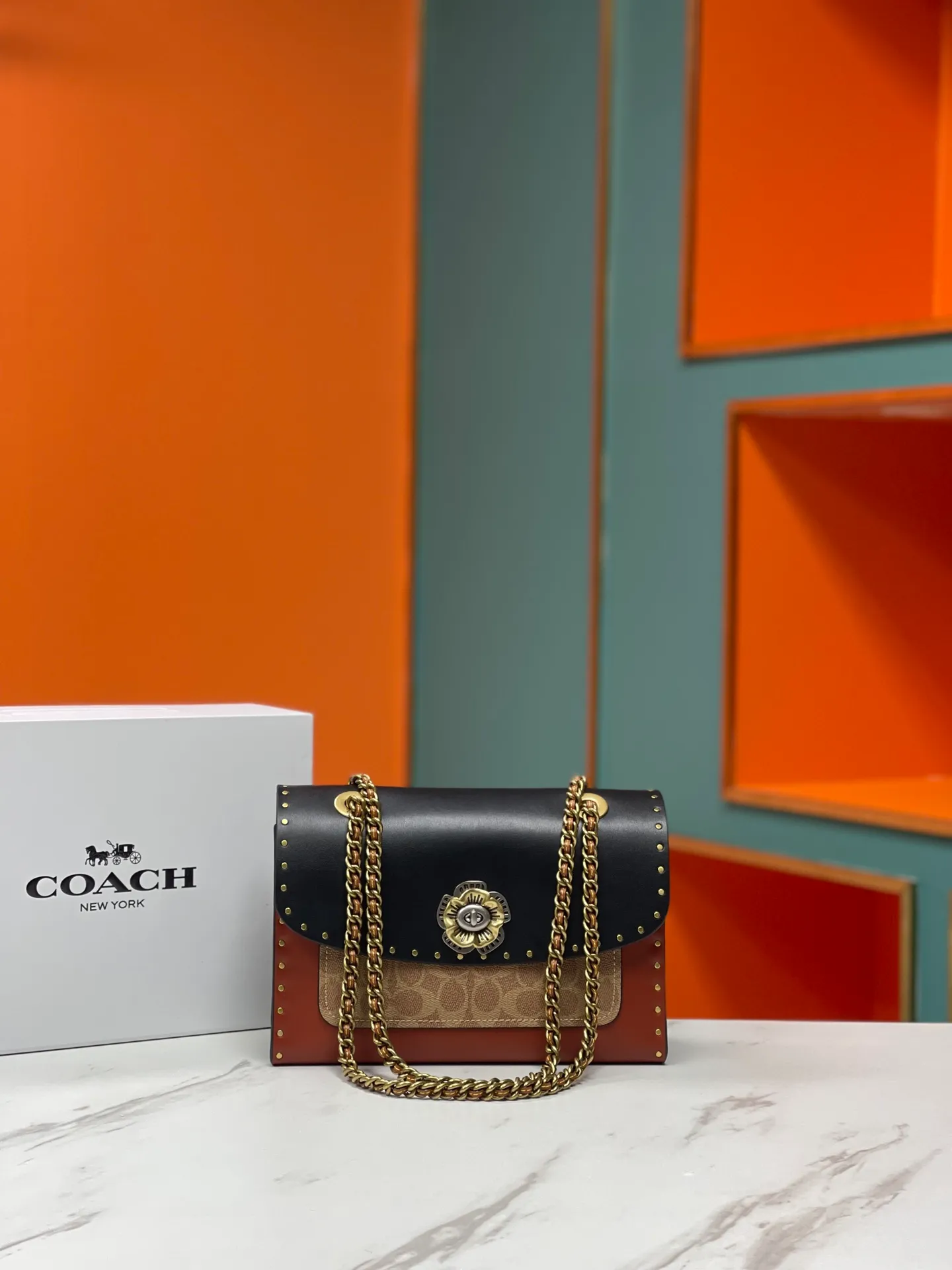 Batch 610💰 Original quality coach model 29416 Classic logo canvas rivets and snakeskin details MADISON shoulder bag Madison has both durable style and modern design, and can be used for various occasions such as work and leisure. Crafted from refined calfskin and Signature canvas with genuine snakeskin leather, it features polished rivets, an external pocket for easy access to everyday essentials and tea rose turn-lock fasteners. Lined in fabric, it comes with a leather chain strap that doubles as a long shoulder strap or as two short handles. Size: 26*17.5*10