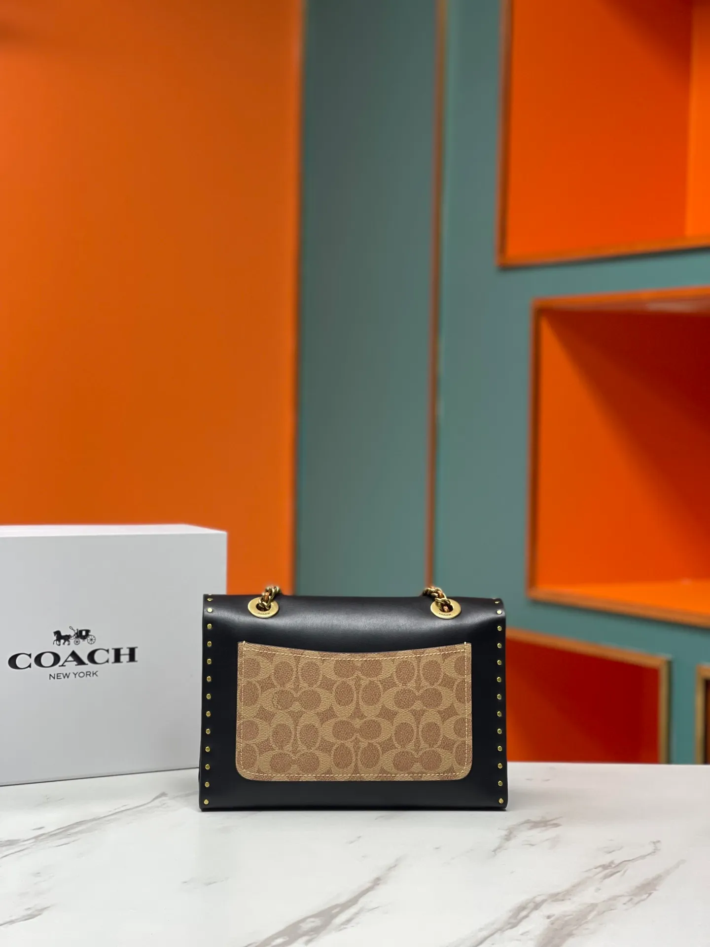 Batch 610💰 Original quality coach model 29416 Classic logo canvas rivets and snakeskin details MADISON shoulder bag Madison has both durable style and modern design, and can be used for various occasions such as work and leisure. Crafted from refined calfskin and Signature canvas with genuine snakeskin leather, it features polished rivets, an external pocket for easy access to everyday essentials and tea rose turn-lock fasteners. Lined in fabric, it comes with a leather chain strap that doubles as a long shoulder strap or as two short handles. Size: 26*17.5*10