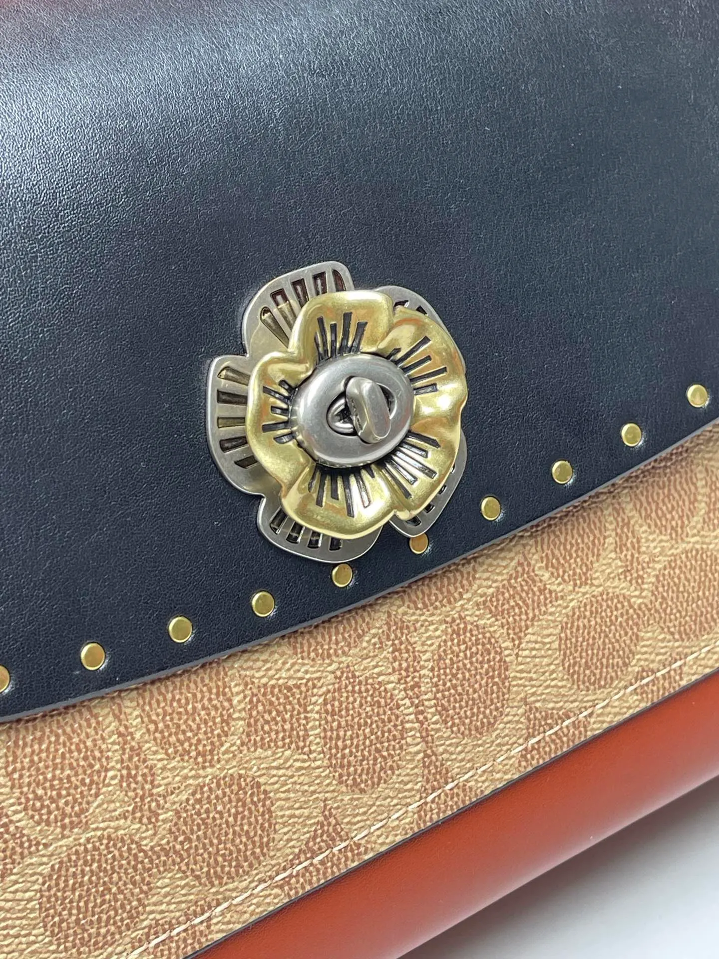 Batch 610💰 Original quality coach model 29416 Classic logo canvas rivets and snakeskin details MADISON shoulder bag Madison has both durable style and modern design, and can be used for various occasions such as work and leisure. Crafted from refined calfskin and Signature canvas with genuine snakeskin leather, it features polished rivets, an external pocket for easy access to everyday essentials and tea rose turn-lock fasteners. Lined in fabric, it comes with a leather chain strap that doubles as a long shoulder strap or as two short handles. Size: 26*17.5*10