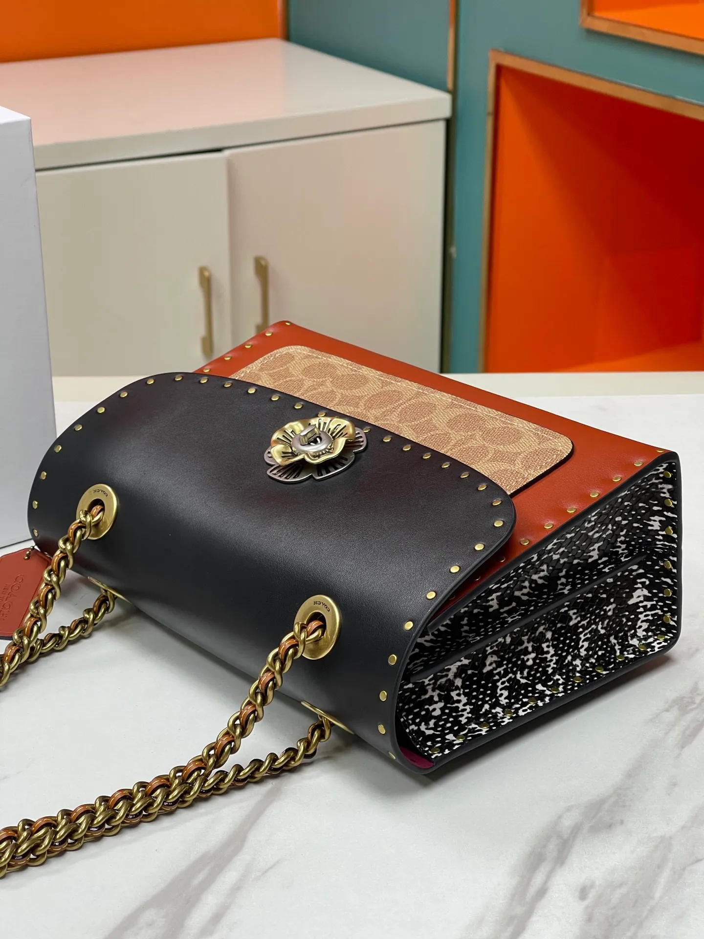 Batch 610💰 Original quality coach model 29416 Classic logo canvas rivets and snakeskin details MADISON shoulder bag Madison has both durable style and modern design, and can be used for various occasions such as work and leisure. Crafted from refined calfskin and Signature canvas with genuine snakeskin leather, it features polished rivets, an external pocket for easy access to everyday essentials and tea rose turn-lock fasteners. Lined in fabric, it comes with a leather chain strap that doubles as a long shoulder strap or as two short handles. Size: 26*17.5*10