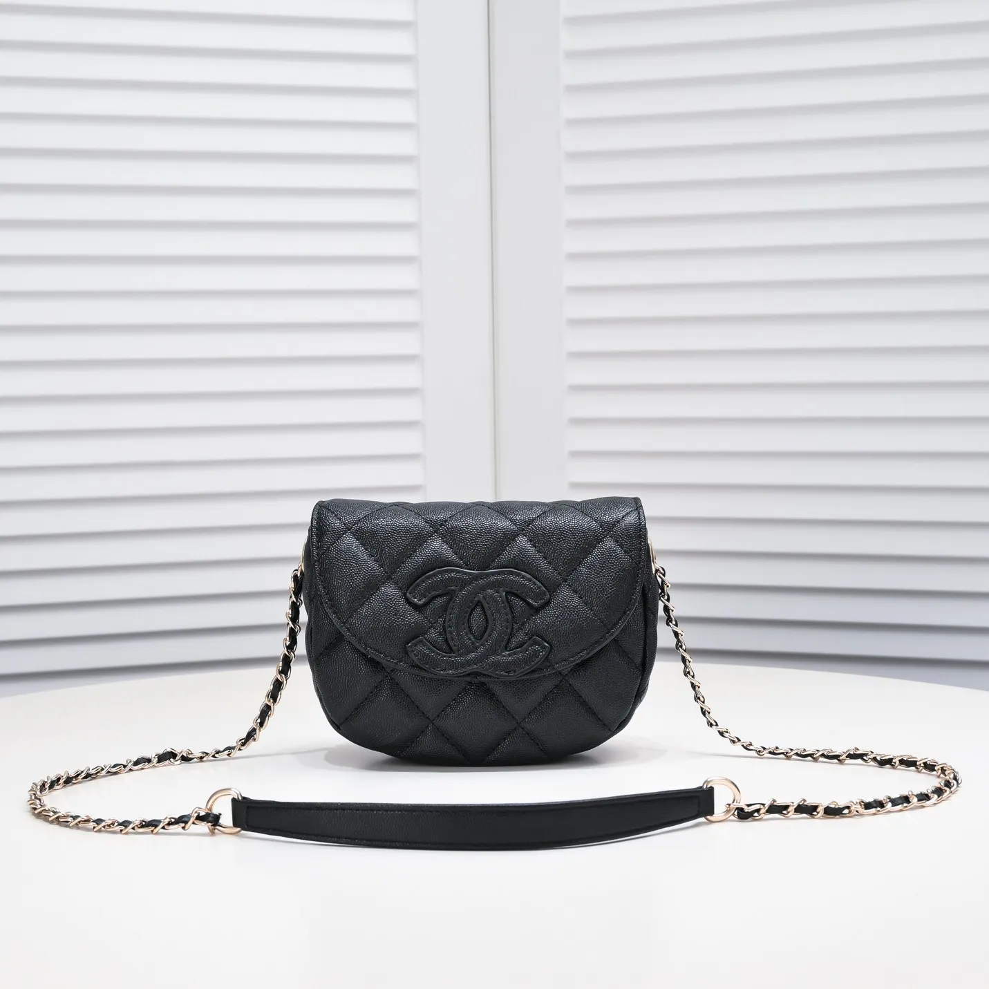 💰340￥Chanel 23P hidden popular saddle bag. The quantity in the counter is very small. It’s not easy to buy at a premium price. I’m really surprised by its practicality. It’s super good-looking! It can also hold iPhone pro max. It has a large capacity. It will definitely become a classic. I recommend haas lychee cowhide. Model number: 9097. Size: 19*16*7cm.