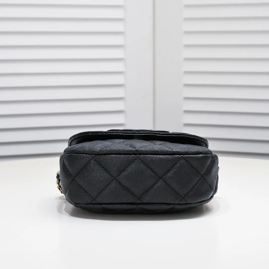 💰340￥Chanel 23P hidden popular saddle bag. The quantity in the counter is very small. It’s not easy to buy at a premium price. I’m really surprised by its practicality. It’s super good-looking! It can also hold iPhone pro max. It has a large capacity. It will definitely become a classic. I recommend haas lychee cowhide. Model number: 9097. Size: 19*16*7cm.