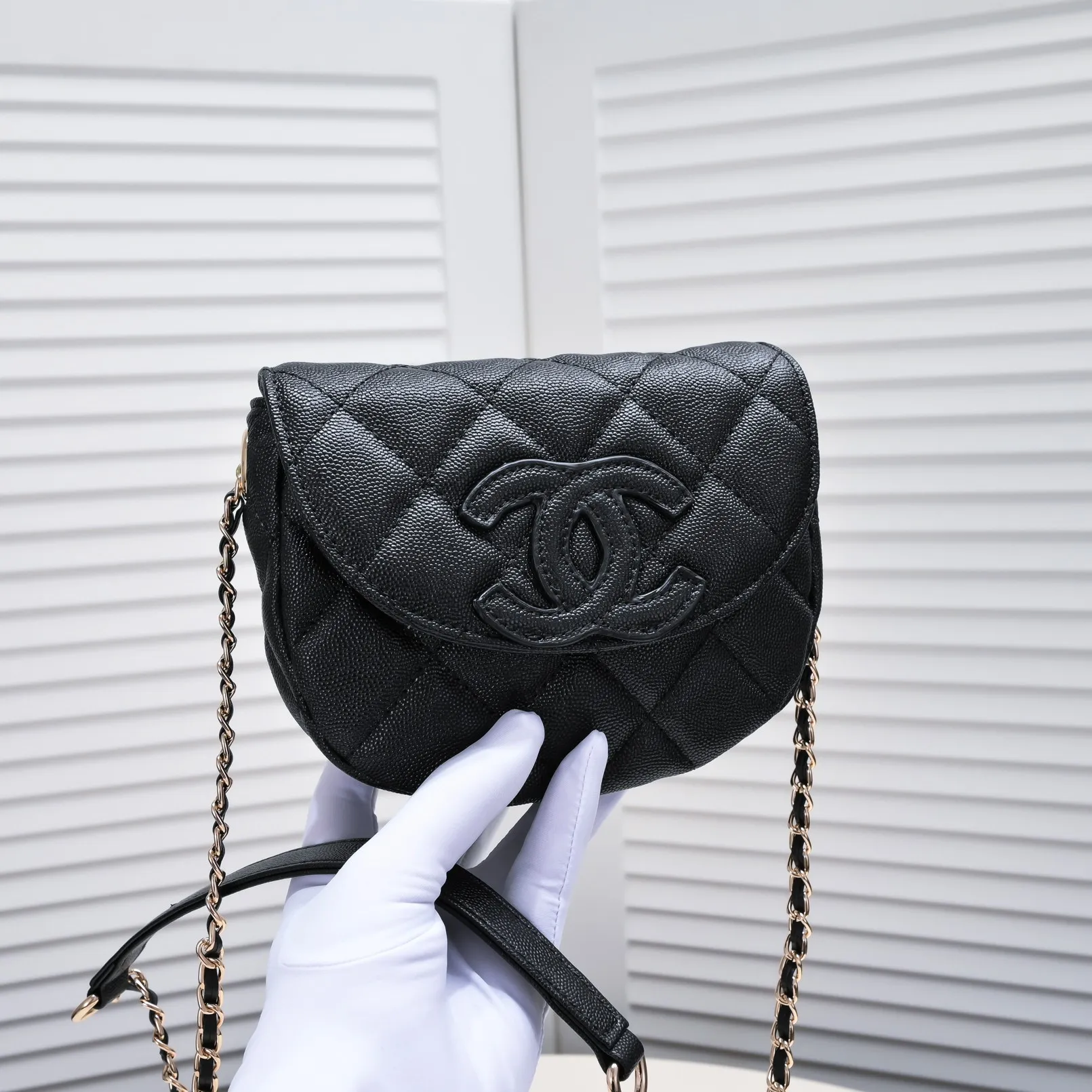 💰340￥Chanel 23P hidden popular saddle bag. The quantity in the counter is very small. It’s not easy to buy at a premium price. I’m really surprised by its practicality. It’s super good-looking! It can also hold iPhone pro max. It has a large capacity. It will definitely become a classic. I recommend haas lychee cowhide. Model number: 9097. Size: 19*16*7cm.