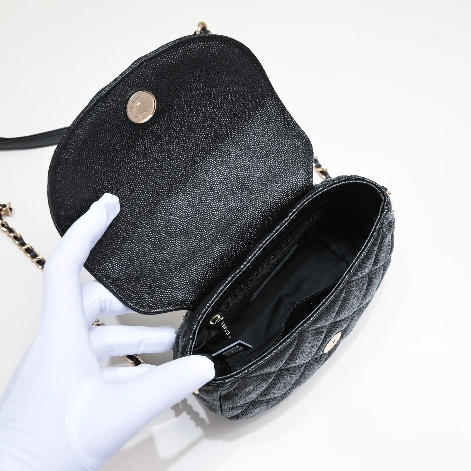 💰340￥Chanel 23P hidden popular saddle bag. The quantity in the counter is very small. It’s not easy to buy at a premium price. I’m really surprised by its practicality. It’s super good-looking! It can also hold iPhone pro max. It has a large capacity. It will definitely become a classic. I recommend haas lychee cowhide. Model number: 9097. Size: 19*16*7cm.