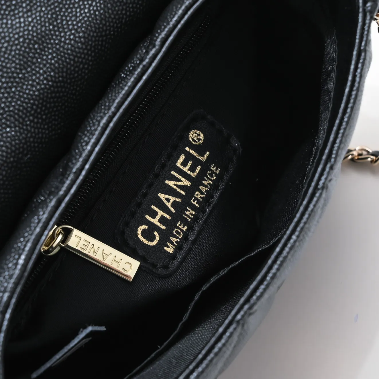 💰340￥Chanel 23P hidden popular saddle bag. The quantity in the counter is very small. It’s not easy to buy at a premium price. I’m really surprised by its practicality. It’s super good-looking! It can also hold iPhone pro max. It has a large capacity. It will definitely become a classic. I recommend haas lychee cowhide. Model number: 9097. Size: 19*16*7cm.