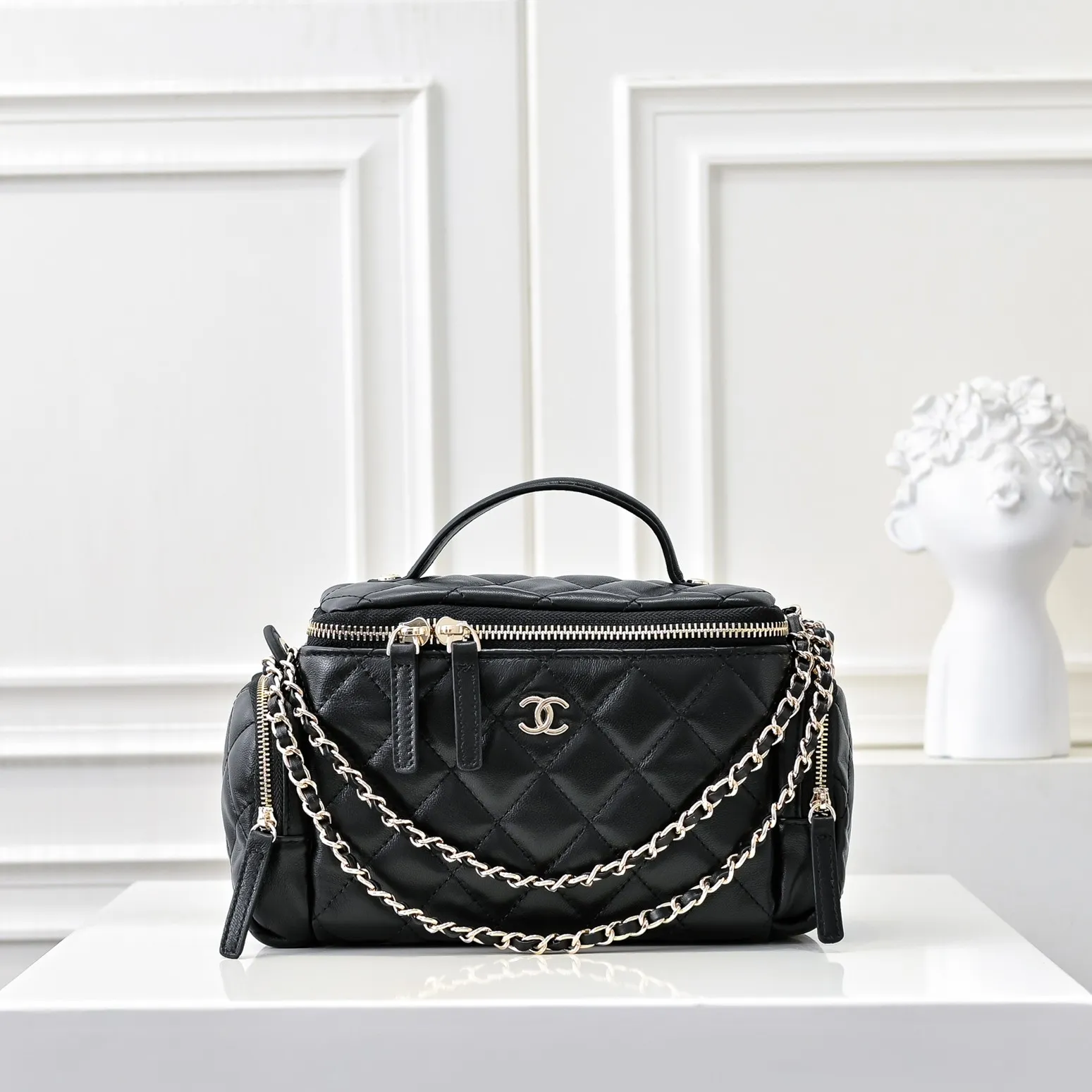 💰520￥👑CHANEL24K new camera bag📷 Full marks for high-end, worth recommending. Lambskin with metal chain. The small and exquisite camera shape with golden embellishments not only adds a touch of playfulness, but also makes the whole thing more romantic and elegant~ This bag adds a touch of elf-like agility. It is a versatile item that can be worn on the shoulder or crossbody! Size: 24x13cm Style number: 1216
