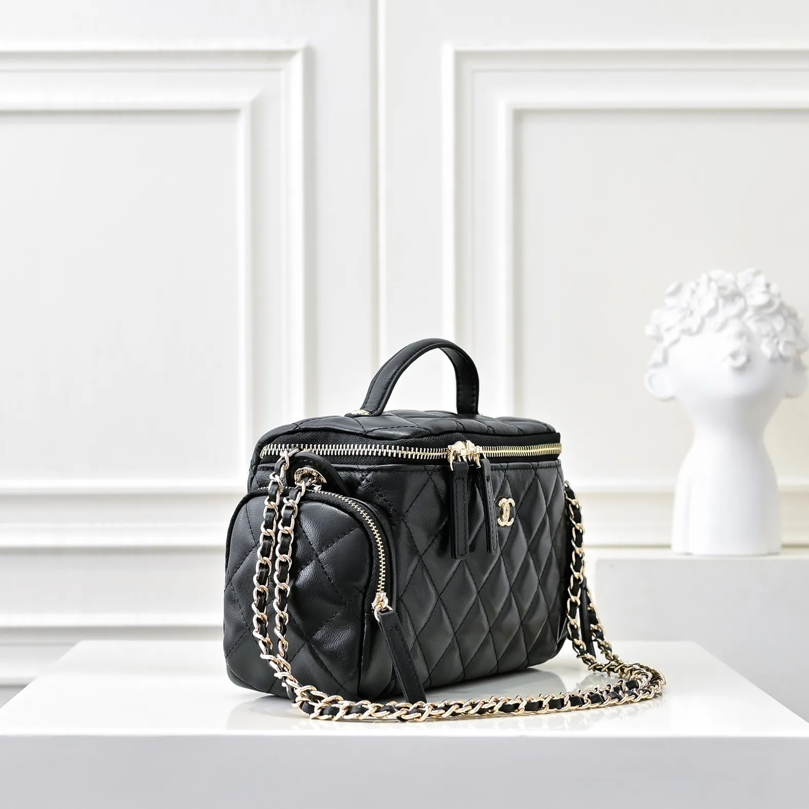 💰520￥👑CHANEL24K new camera bag📷 Full marks for high-end, worth recommending. Lambskin with metal chain. The small and exquisite camera shape with golden embellishments not only adds a touch of playfulness, but also makes the whole thing more romantic and elegant~ This bag adds a touch of elf-like agility. It is a versatile item that can be worn on the shoulder or crossbody! Size: 24x13cm Style number: 1216