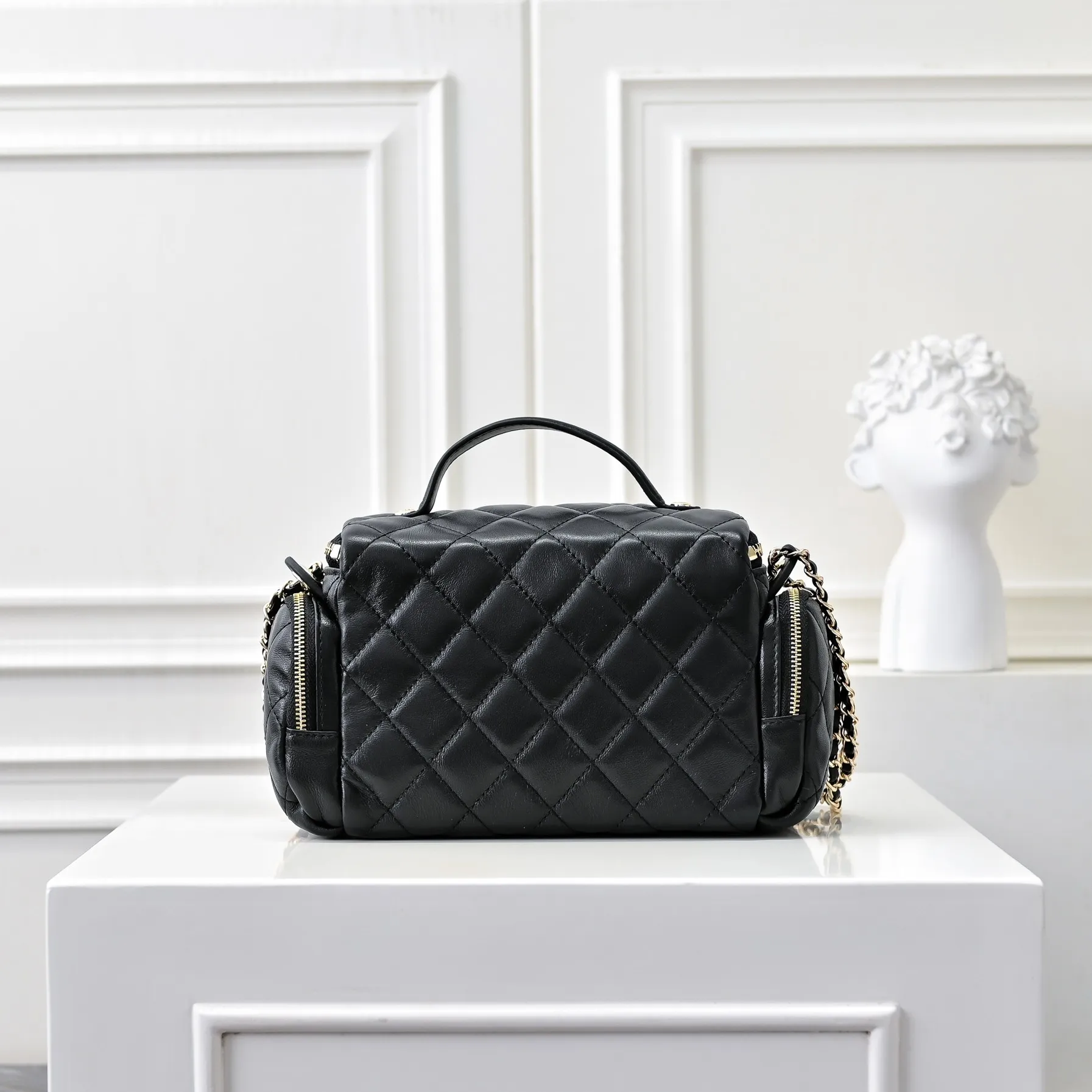 💰520￥👑CHANEL24K new camera bag📷 Full marks for high-end, worth recommending. Lambskin with metal chain. The small and exquisite camera shape with golden embellishments not only adds a touch of playfulness, but also makes the whole thing more romantic and elegant~ This bag adds a touch of elf-like agility. It is a versatile item that can be worn on the shoulder or crossbody! Size: 24x13cm Style number: 1216
