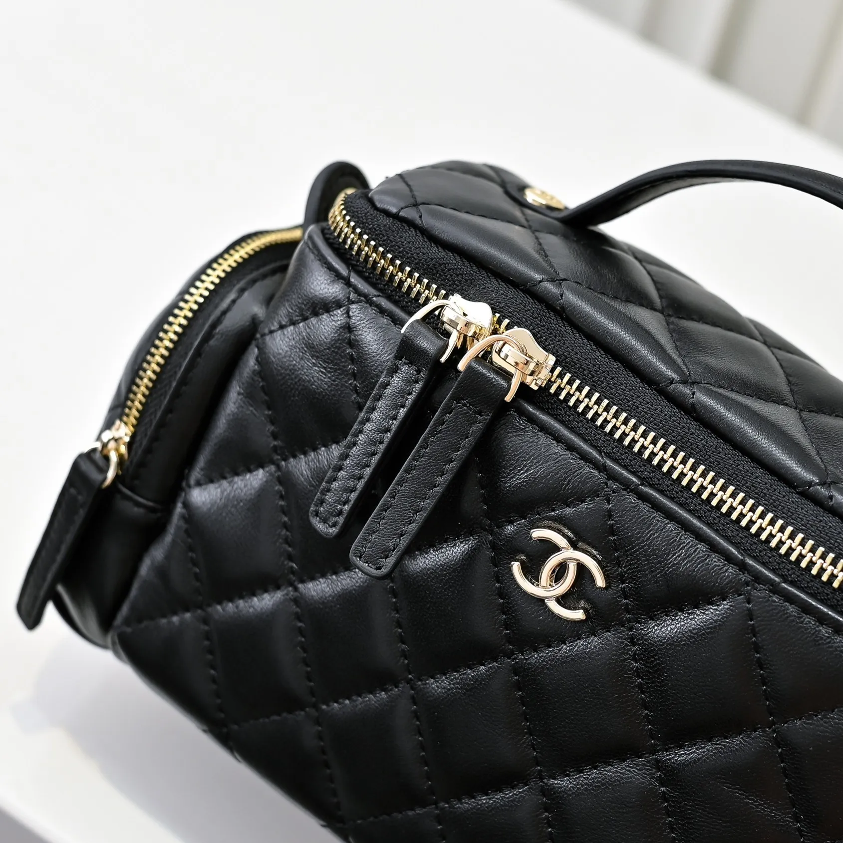 💰520￥👑CHANEL24K new camera bag📷 Full marks for high-end, worth recommending. Lambskin with metal chain. The small and exquisite camera shape with golden embellishments not only adds a touch of playfulness, but also makes the whole thing more romantic and elegant~ This bag adds a touch of elf-like agility. It is a versatile item that can be worn on the shoulder or crossbody! Size: 24x13cm Style number: 1216
