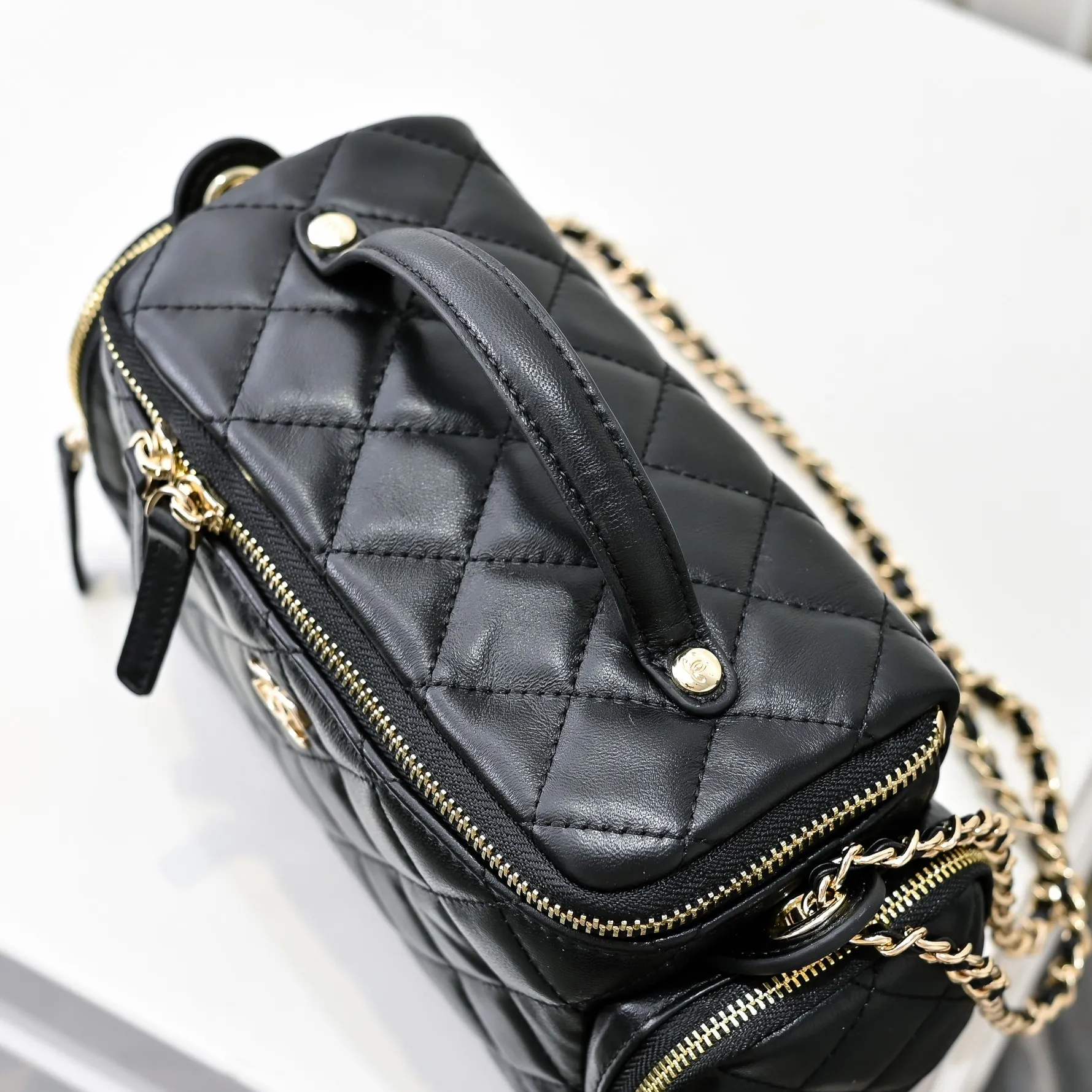 💰520￥👑CHANEL24K new camera bag📷 Full marks for high-end, worth recommending. Lambskin with metal chain. The small and exquisite camera shape with golden embellishments not only adds a touch of playfulness, but also makes the whole thing more romantic and elegant~ This bag adds a touch of elf-like agility. It is a versatile item that can be worn on the shoulder or crossbody! Size: 24x13cm Style number: 1216
