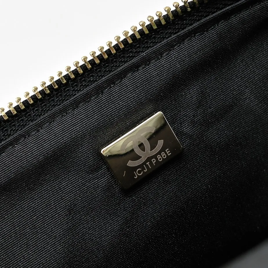 💰520￥👑CHANEL24K new camera bag📷 Full marks for high-end, worth recommending. Lambskin with metal chain. The small and exquisite camera shape with golden embellishments not only adds a touch of playfulness, but also makes the whole thing more romantic and elegant~ This bag adds a touch of elf-like agility. It is a versatile item that can be worn on the shoulder or crossbody! Size: 24x13cm Style number: 1216