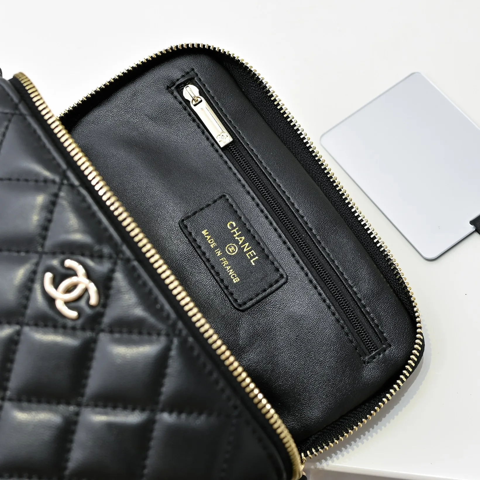 💰520￥👑CHANEL24K new camera bag📷 Full marks for high-end, worth recommending. Lambskin with metal chain. The small and exquisite camera shape with golden embellishments not only adds a touch of playfulness, but also makes the whole thing more romantic and elegant~ This bag adds a touch of elf-like agility. It is a versatile item that can be worn on the shoulder or crossbody! Size: 24x13cm Style number: 1216