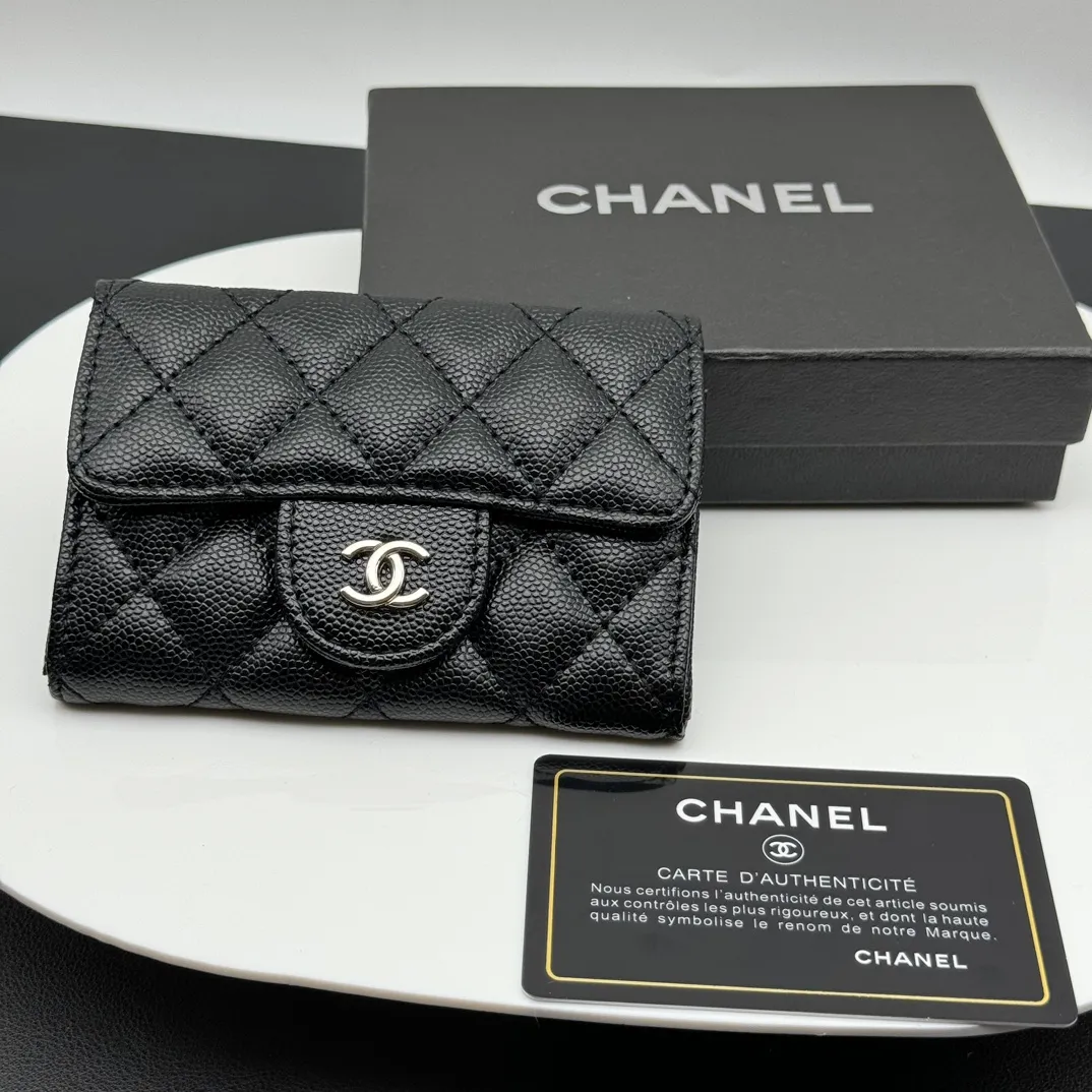 💰130 💎Top quality 💖 𝑪𝑯𝑨𝑵𝑬𝑳 Caviar black/silver 💌 23K classic diamond pattern lambskin Chanel wallet 👛 CHANEL Classic Series Many new cf small card bags have arrived! This card holder has an extra card pocket at the back than the previous classic card holder❤️You can store cards and coins separately😊A very practical coin purse❤️Model number: AP458 Size: 11X7.5X2