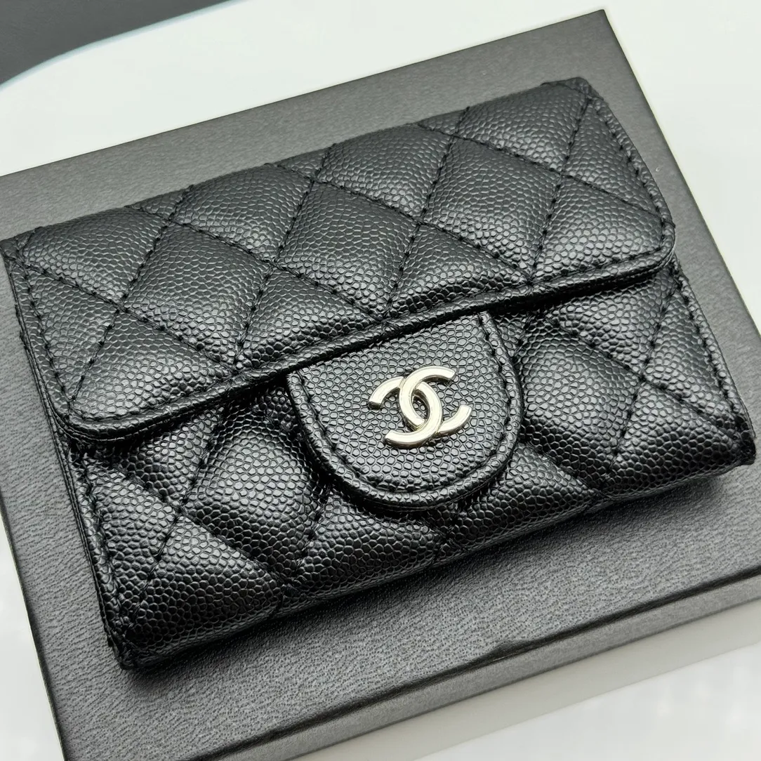 💰130 💎Top quality 💖 𝑪𝑯𝑨𝑵𝑬𝑳 Caviar black/silver 💌 23K classic diamond pattern lambskin Chanel wallet 👛 CHANEL Classic Series Many new cf small card bags have arrived! This card holder has an extra card pocket at the back than the previous classic card holder❤️You can store cards and coins separately😊A very practical coin purse❤️Model number: AP458 Size: 11X7.5X2