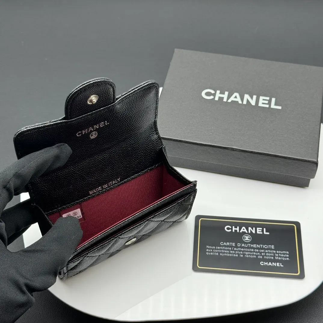 💰130 💎Top quality 💖 𝑪𝑯𝑨𝑵𝑬𝑳 Caviar black/silver 💌 23K classic diamond pattern lambskin Chanel wallet 👛 CHANEL Classic Series Many new cf small card bags have arrived! This card holder has an extra card pocket at the back than the previous classic card holder❤️You can store cards and coins separately😊A very practical coin purse❤️Model number: AP458 Size: 11X7.5X2