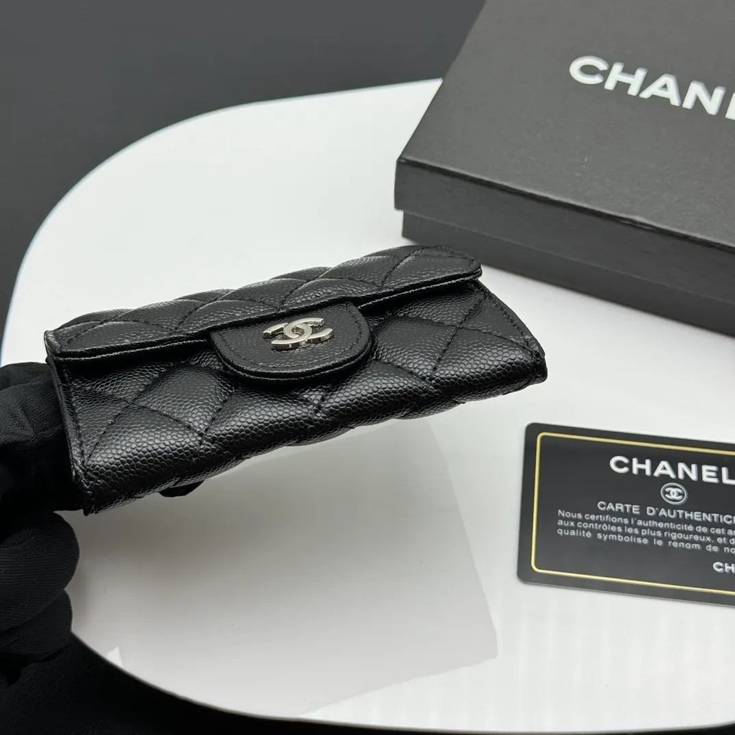 💰130 💎Top quality 💖 𝑪𝑯𝑨𝑵𝑬𝑳 Caviar black/silver 💌 23K classic diamond pattern lambskin Chanel wallet 👛 CHANEL Classic Series Many new cf small card bags have arrived! This card holder has an extra card pocket at the back than the previous classic card holder❤️You can store cards and coins separately😊A very practical coin purse❤️Model number: AP458 Size: 11X7.5X2