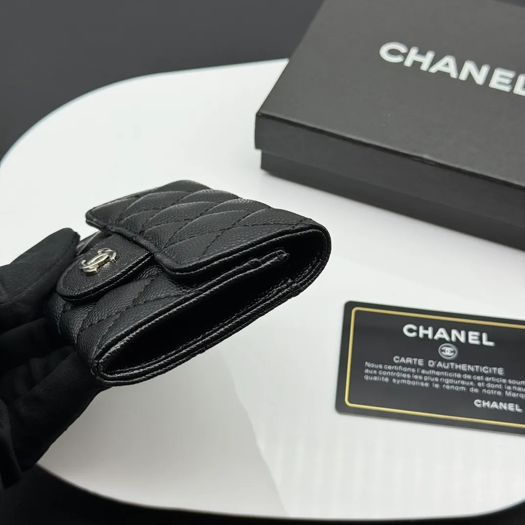 💰130 💎Top quality 💖 𝑪𝑯𝑨𝑵𝑬𝑳 Caviar black/silver 💌 23K classic diamond pattern lambskin Chanel wallet 👛 CHANEL Classic Series Many new cf small card bags have arrived! This card holder has an extra card pocket at the back than the previous classic card holder❤️You can store cards and coins separately😊A very practical coin purse❤️Model number: AP458 Size: 11X7.5X2