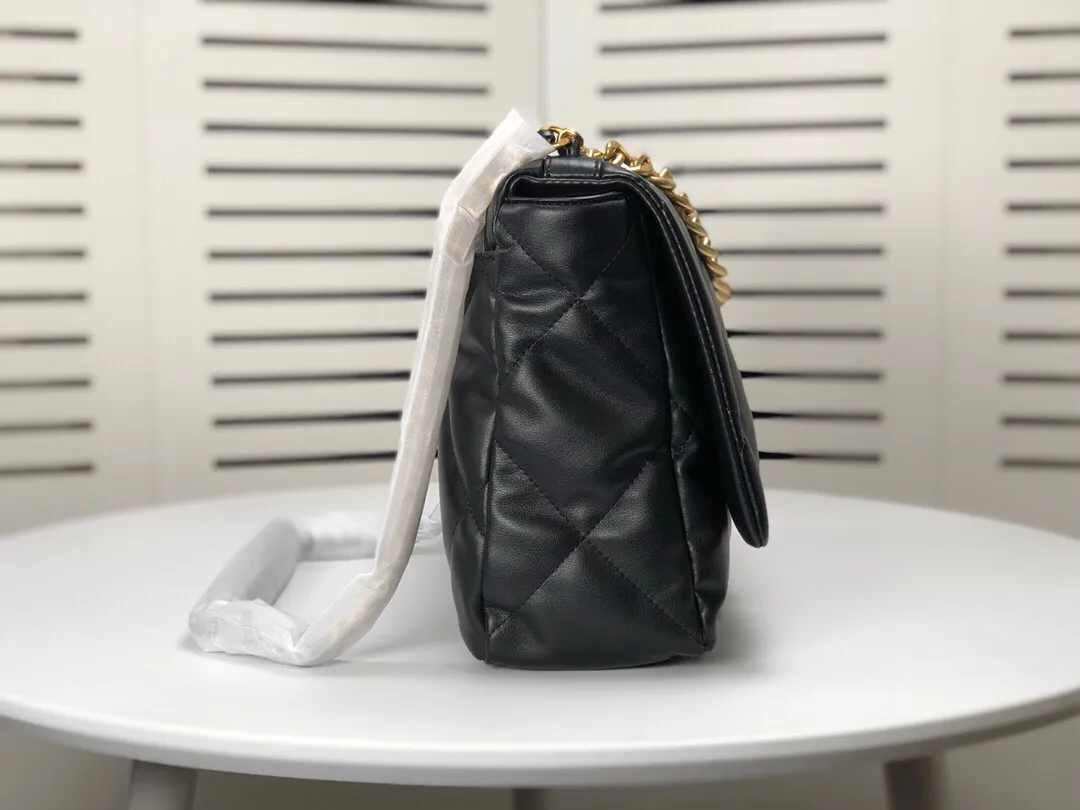 💰480￥The latest popular model of Chanel in large black size is now available📣📣Synchronized with counters🤭Imported cowhide🐂feels very soft. The upper body effect is super good, it can be carried by hand, on one shoulder or cross-body, showing the elegance and charm of women. Hurry up and get it. Style number: 9012. Size: 36*24*14cm.