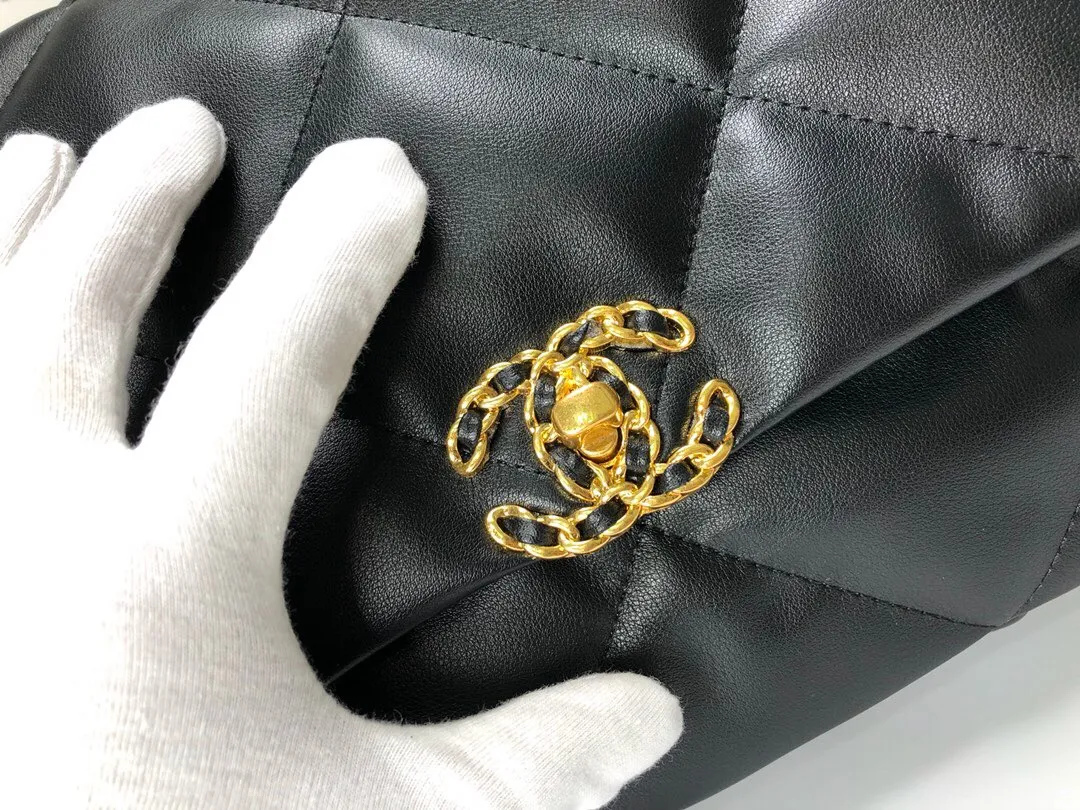 💰480￥The latest popular model of Chanel in large black size is now available📣📣Synchronized with counters🤭Imported cowhide🐂feels very soft. The upper body effect is super good, it can be carried by hand, on one shoulder or cross-body, showing the elegance and charm of women. Hurry up and get it. Style number: 9012. Size: 36*24*14cm.