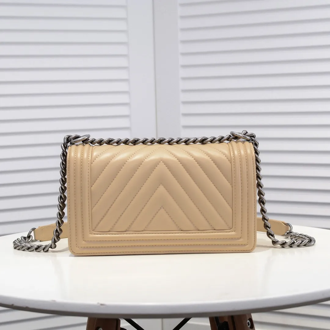 💰420￥ (Full sheepskin with original hardware) [Smile] Chanel Chanel 👑 Lambskin [Lightning] Thickened electroplated hardware accessories 🌈 The workmanship is comparable to the original order 💪 The bottom can be pinched and rebounded without trace, absolutely spot-on and real-life, fashionable and durable 💪💪 High-end quality, no pressure in and out of the drill cabinet 💏, size 25*15*8cm, style number: 67086V grid