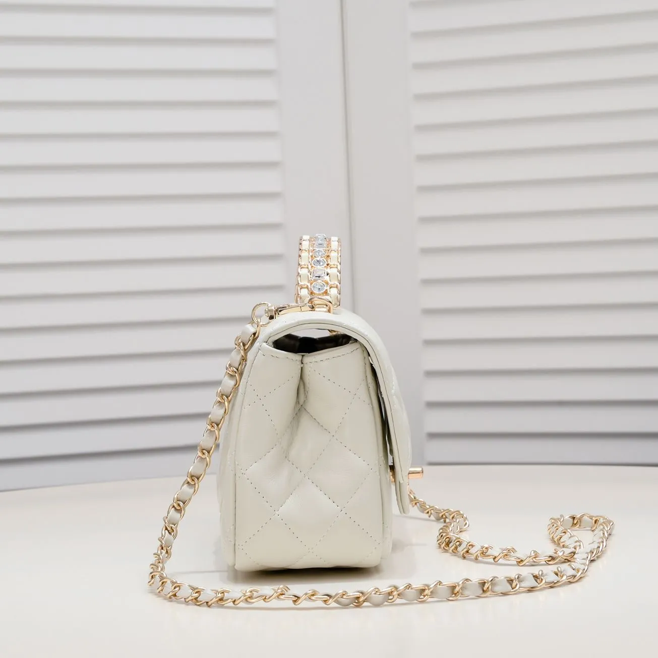 💰380￥Large size🦋Chanel🖤Get the 23A diamond handle cfmini in advance💎 The most important season of the year, the handicraft workshop originally released new products in June, but unexpectedly they quietly released them in May🦢 The most promising one this season is hard to get💓 I have bought 2 sizes. The handle is made of leather and metal with diamonds💗 🖤The diamond handle is so beautiful, no girl wouldn’t love it🎗️Model number: 9103 Large size: 20*14*7cm