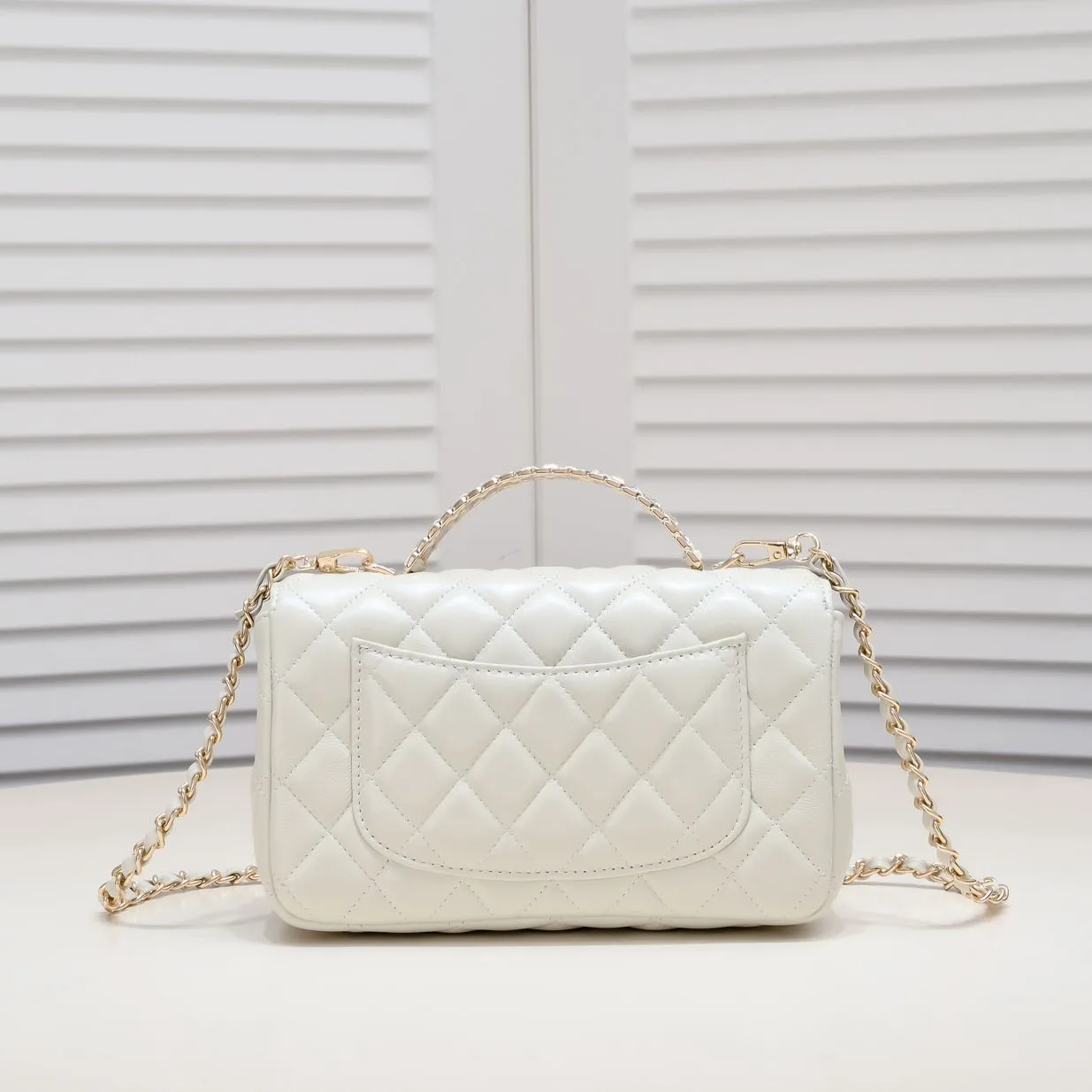 💰380￥Large size🦋Chanel🖤Get the 23A diamond handle cfmini in advance💎 The most important season of the year, the handicraft workshop originally released new products in June, but unexpectedly they quietly released them in May🦢 The most promising one this season is hard to get💓 I have bought 2 sizes. The handle is made of leather and metal with diamonds💗 🖤The diamond handle is so beautiful, no girl wouldn’t love it🎗️Model number: 9103 Large size: 20*14*7cm
