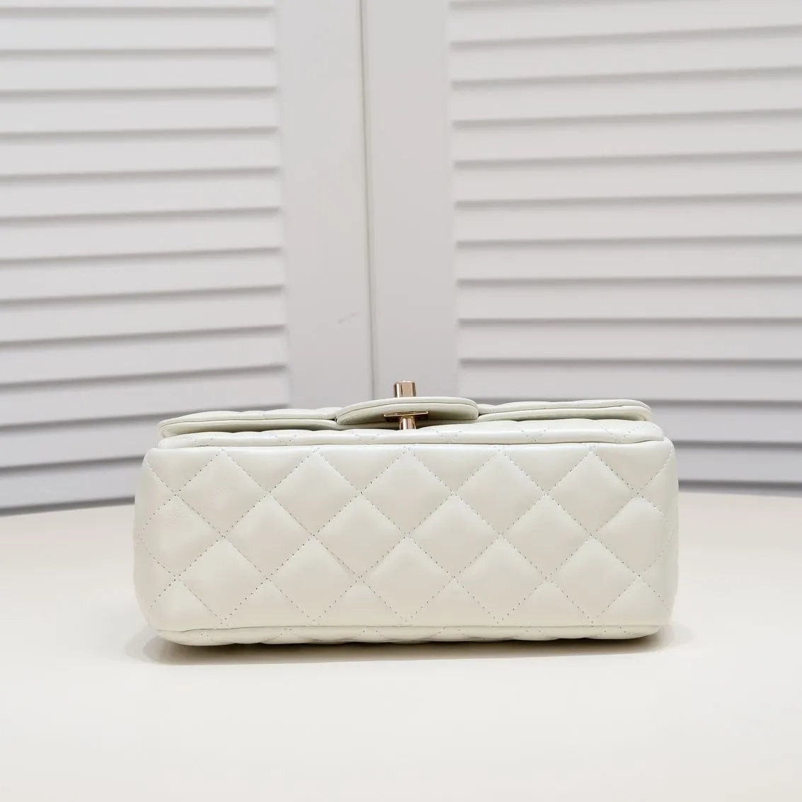 💰380￥Large size🦋Chanel🖤Get the 23A diamond handle cfmini in advance💎 The most important season of the year, the handicraft workshop originally released new products in June, but unexpectedly they quietly released them in May🦢 The most promising one this season is hard to get💓 I have bought 2 sizes. The handle is made of leather and metal with diamonds💗 🖤The diamond handle is so beautiful, no girl wouldn’t love it🎗️Model number: 9103 Large size: 20*14*7cm