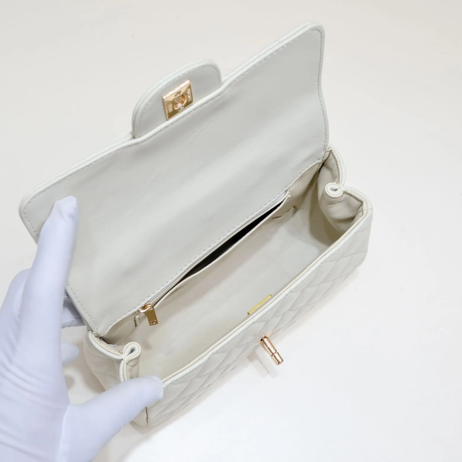 💰380￥Large size🦋Chanel🖤Get the 23A diamond handle cfmini in advance💎 The most important season of the year, the handicraft workshop originally released new products in June, but unexpectedly they quietly released them in May🦢 The most promising one this season is hard to get💓 I have bought 2 sizes. The handle is made of leather and metal with diamonds💗 🖤The diamond handle is so beautiful, no girl wouldn’t love it🎗️Model number: 9103 Large size: 20*14*7cm