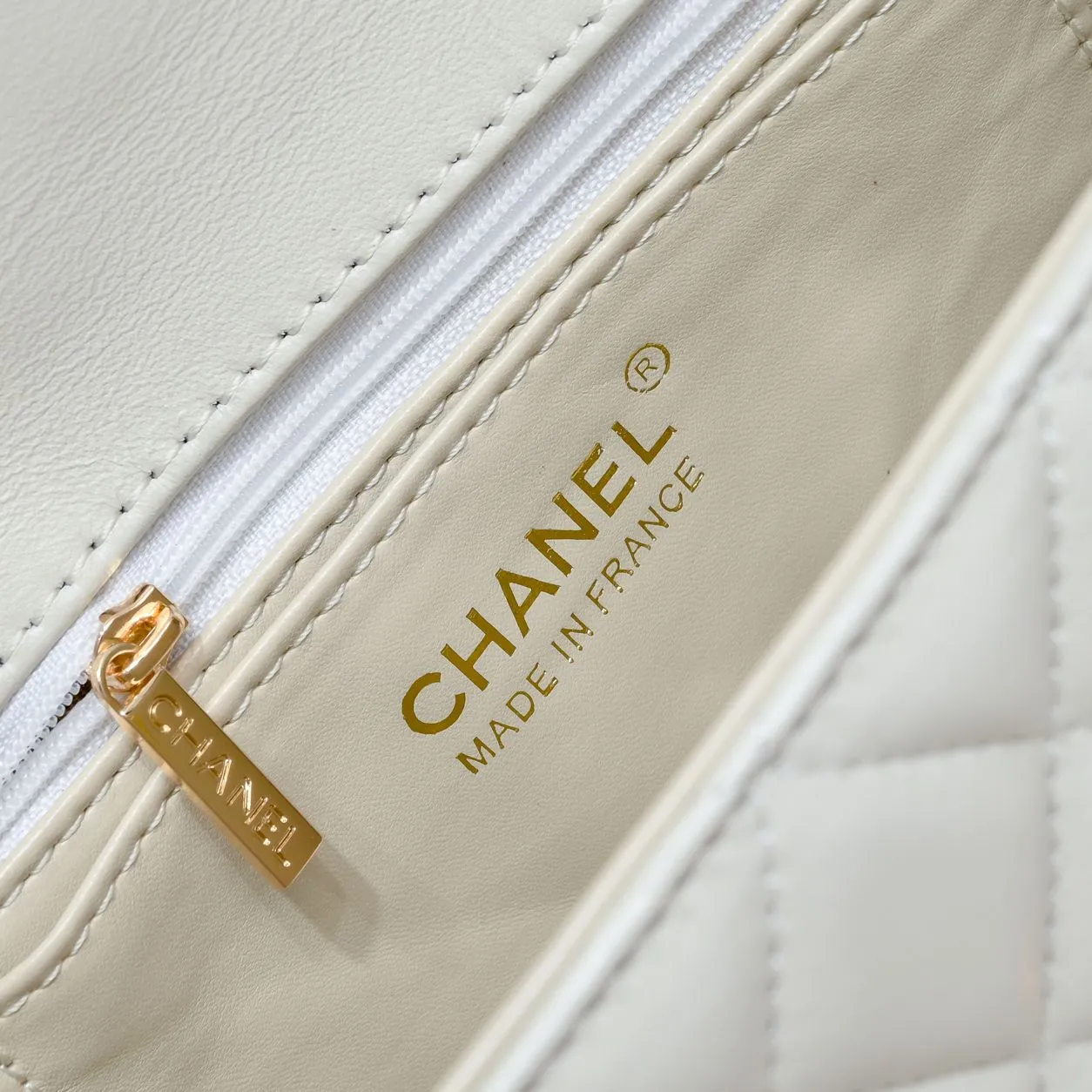 💰380￥Large size🦋Chanel🖤Get the 23A diamond handle cfmini in advance💎 The most important season of the year, the handicraft workshop originally released new products in June, but unexpectedly they quietly released them in May🦢 The most promising one this season is hard to get💓 I have bought 2 sizes. The handle is made of leather and metal with diamonds💗 🖤The diamond handle is so beautiful, no girl wouldn’t love it🎗️Model number: 9103 Large size: 20*14*7cm