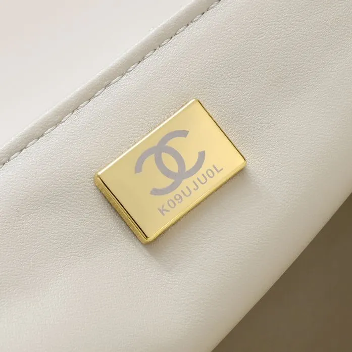 💰380￥Large size🦋Chanel🖤Get the 23A diamond handle cfmini in advance💎 The most important season of the year, the handicraft workshop originally released new products in June, but unexpectedly they quietly released them in May🦢 The most promising one this season is hard to get💓 I have bought 2 sizes. The handle is made of leather and metal with diamonds💗 🖤The diamond handle is so beautiful, no girl wouldn’t love it🎗️Model number: 9103 Large size: 20*14*7cm