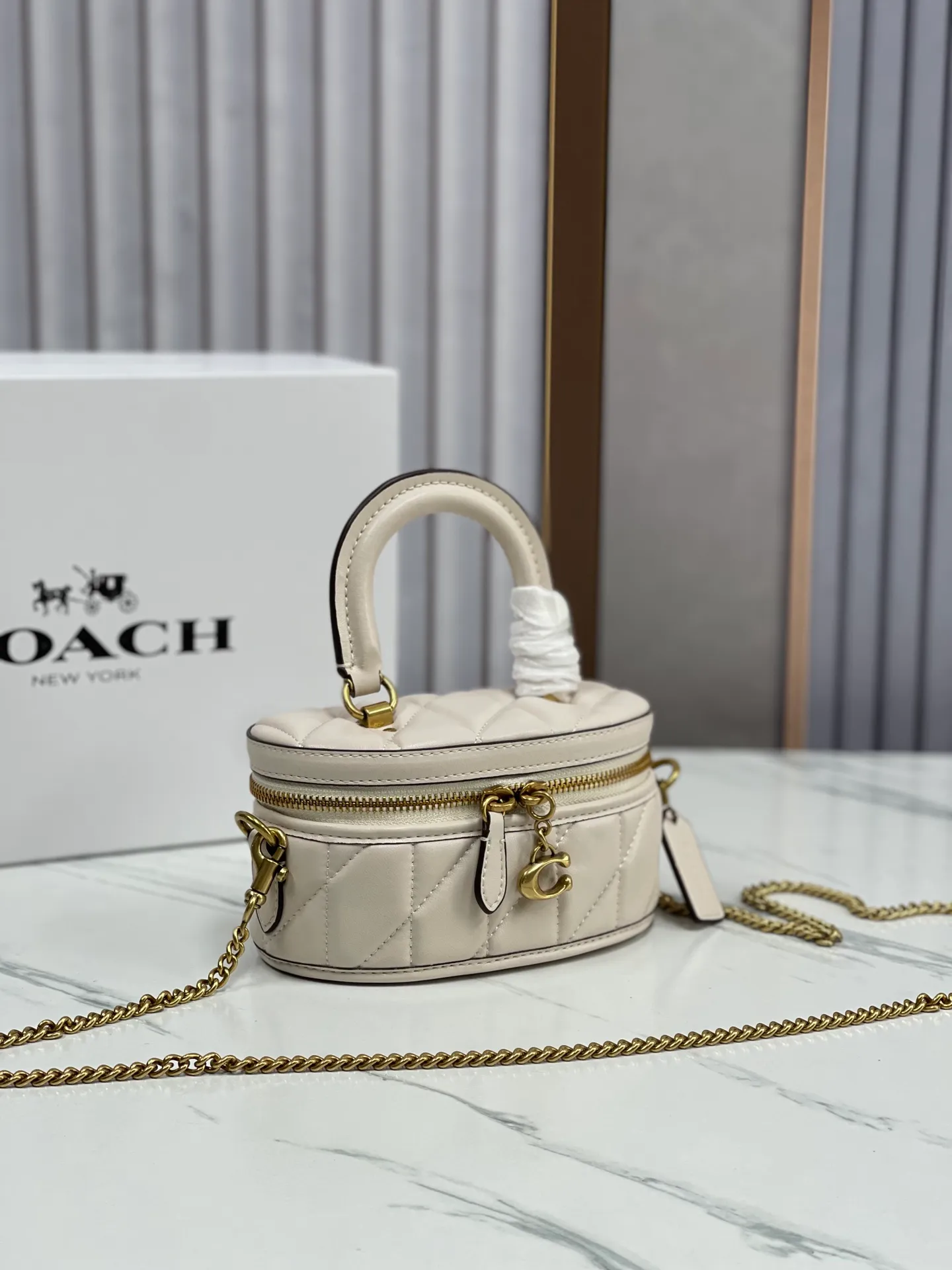 Top original order batch 400🐶Coach new box bag version 2.0. New cosmetic bag/chain shoulder crossbody bag💕model CT876/CT877, designers who listened to the advice, want a box bag that can hold mobile phones, here comes the new model in June that can accommodate top original order batch ro-sized mobile phone lipstick air cushion powder is not a problem💕size 17CM
