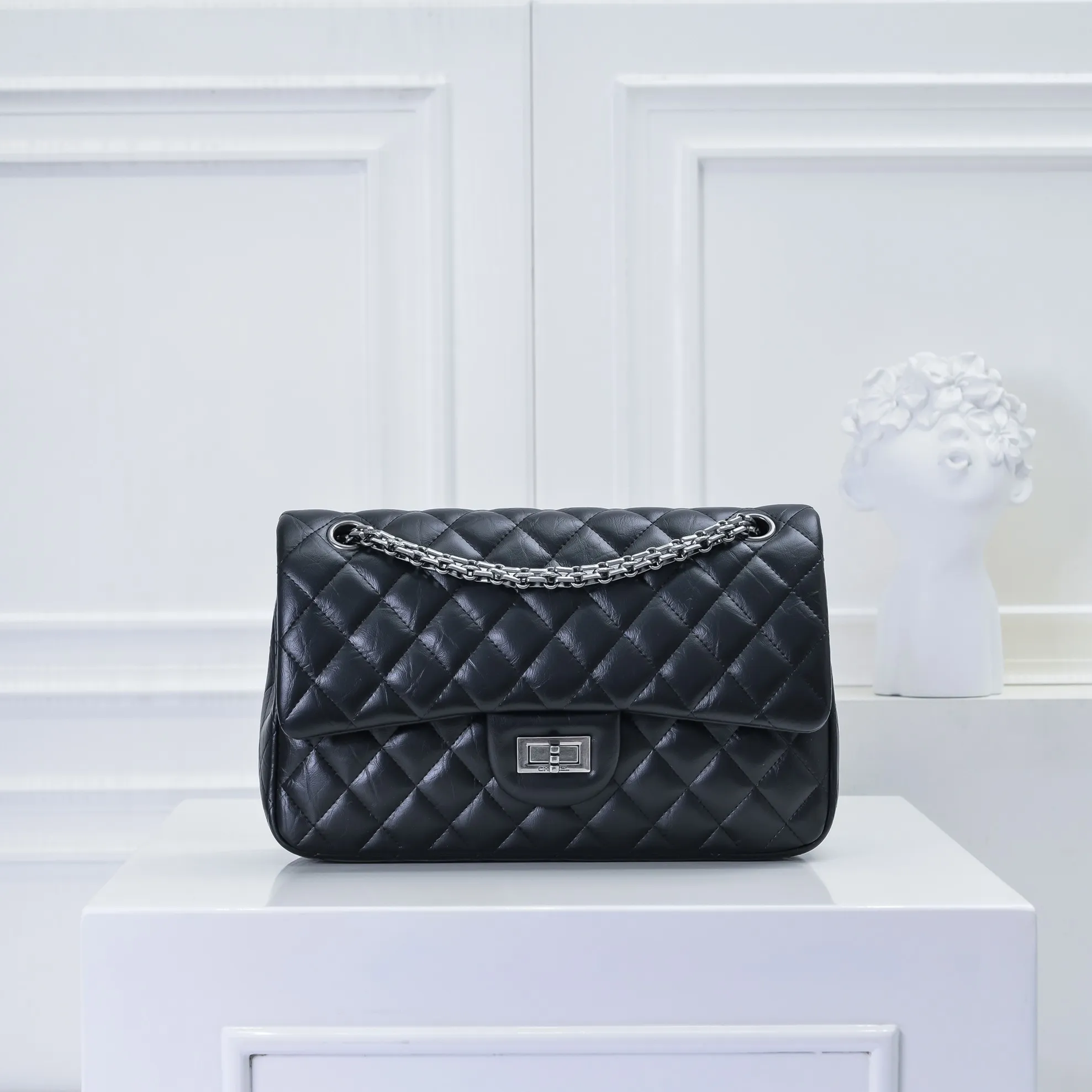 💰420￥💋Chanel2.55 Reissue Timeless♾Classic 2019 Autumn and Winter Official Newest Original Imported Fetal Cow The leather is delicate, soft and comfortable, comparable to the counters. 2.55 is a double-layer foldable square bag with a metal chain. It is named after its birth date in February 1955🌹❤️🔥🔥 Model: 1112 square buckle Size: 16-24-7.5cm