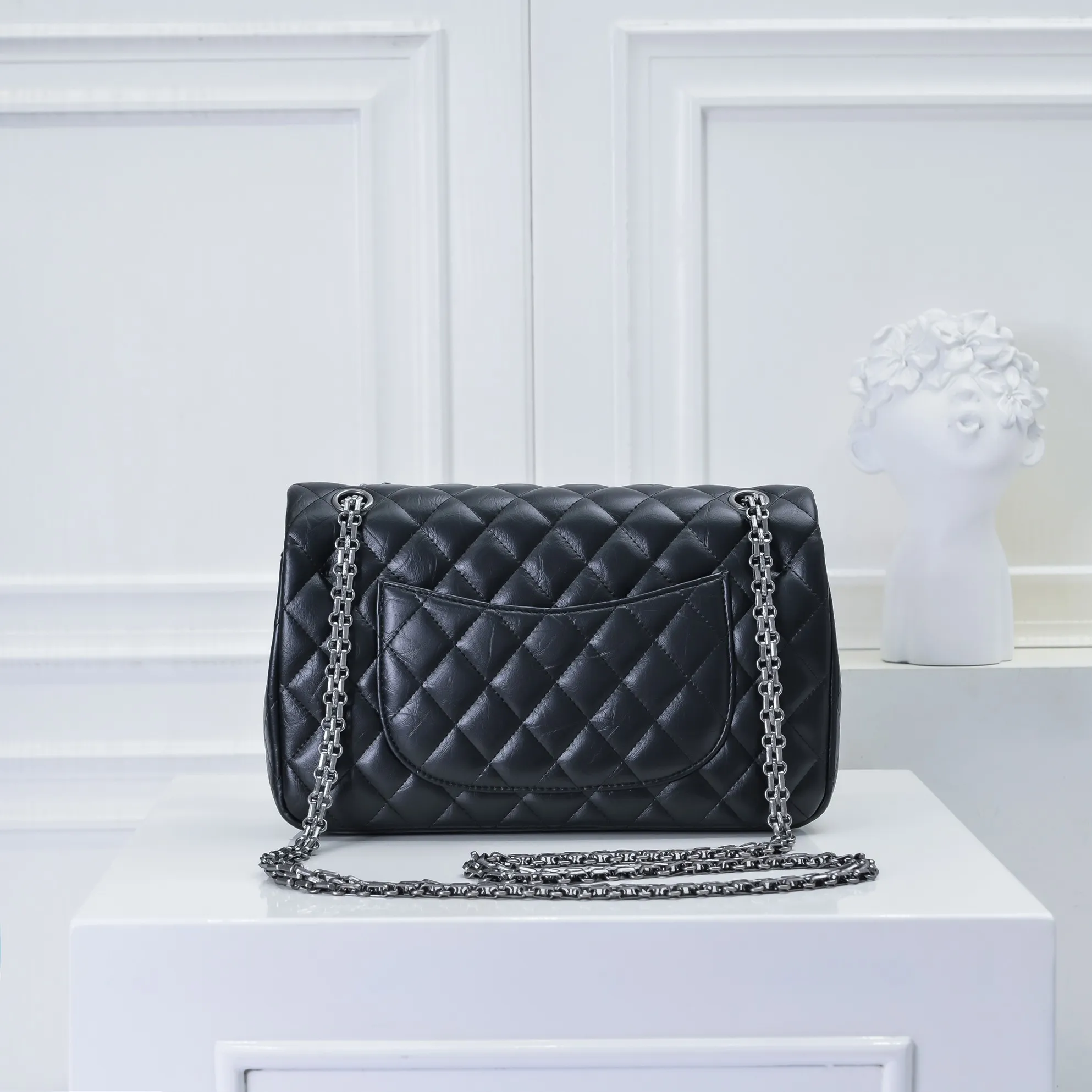 💰420￥💋Chanel2.55 Reissue Timeless♾Classic 2019 Autumn and Winter Official Newest Original Imported Fetal Cow The leather is delicate, soft and comfortable, comparable to the counters. 2.55 is a double-layer foldable square bag with a metal chain. It is named after its birth date in February 1955🌹❤️🔥🔥 Model: 1112 square buckle Size: 16-24-7.5cm