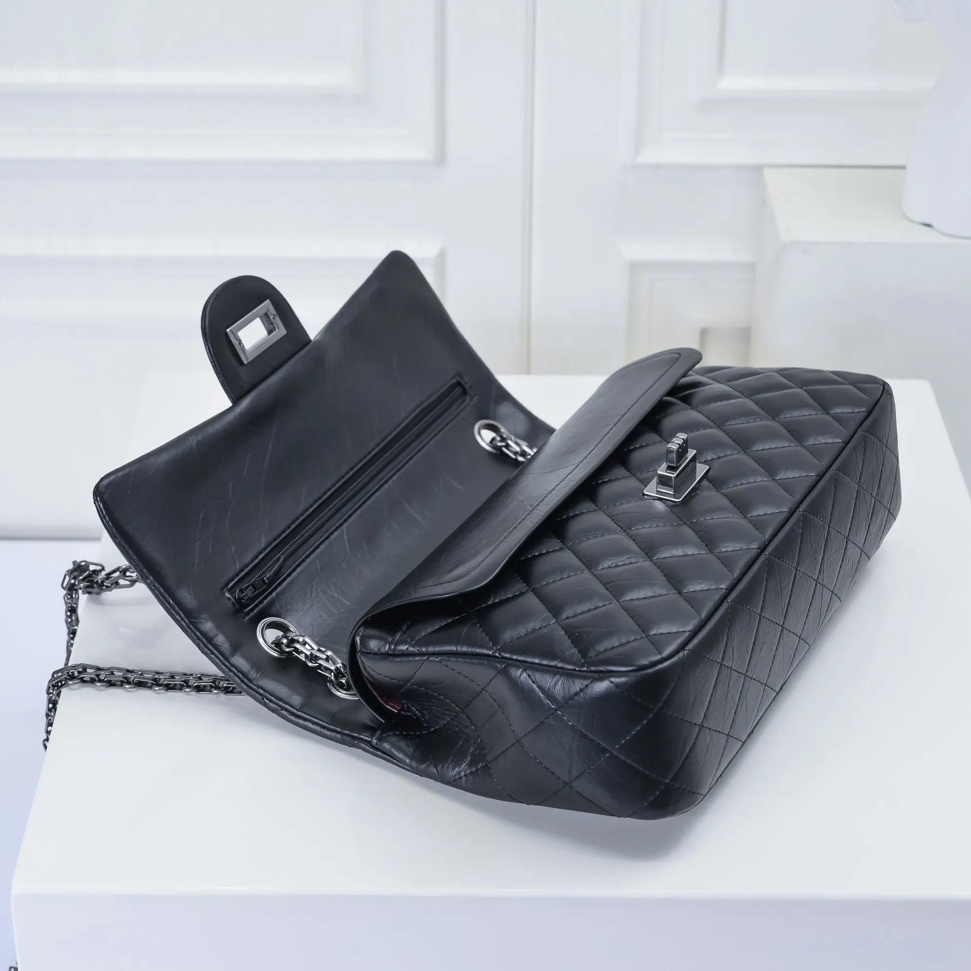 💰420￥💋Chanel2.55 Reissue Timeless♾Classic 2019 Autumn and Winter Official Newest Original Imported Fetal Cow The leather is delicate, soft and comfortable, comparable to the counters. 2.55 is a double-layer foldable square bag with a metal chain. It is named after its birth date in February 1955🌹❤️🔥🔥 Model: 1112 square buckle Size: 16-24-7.5cm