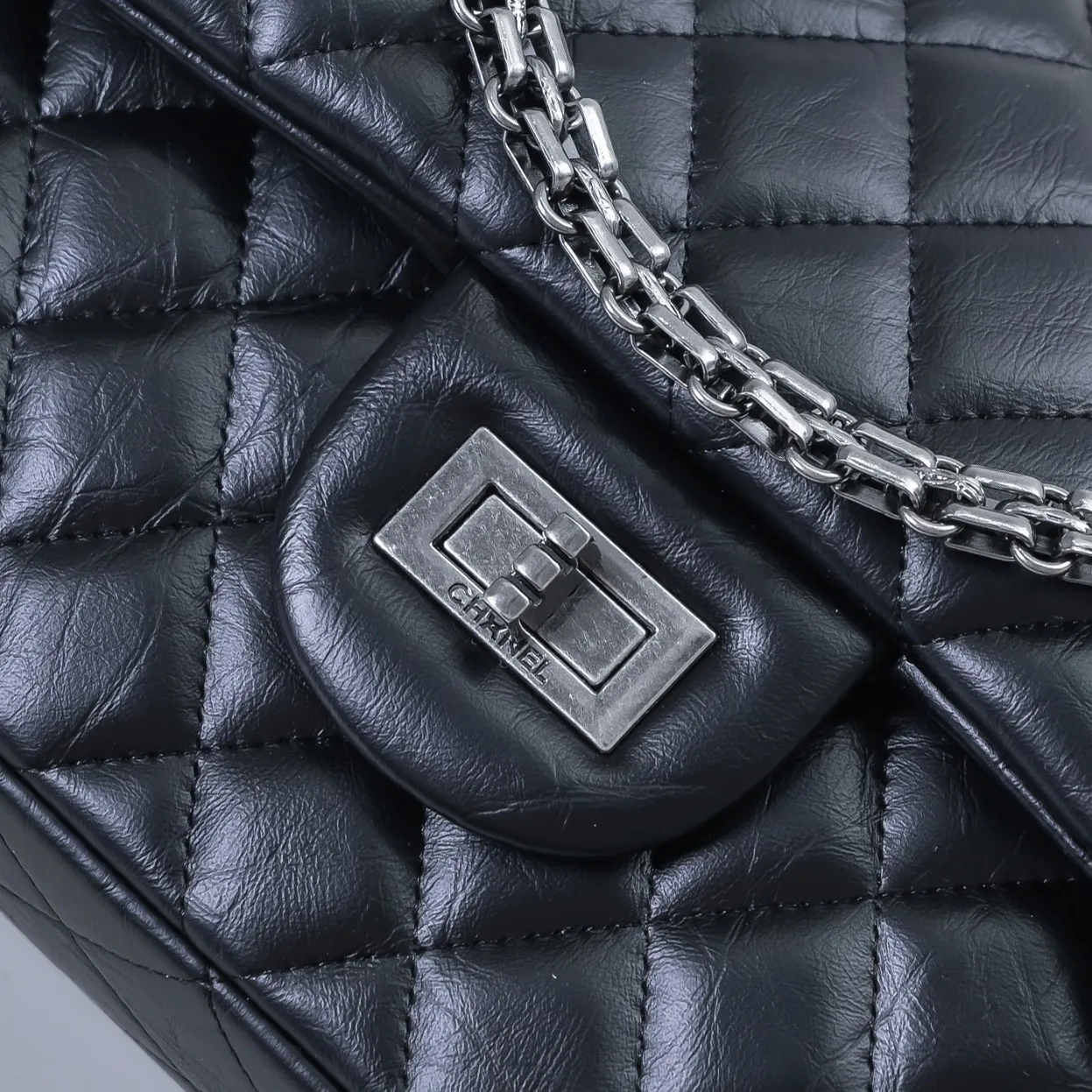 💰420￥💋Chanel2.55 Reissue Timeless♾Classic 2019 Autumn and Winter Official Newest Original Imported Fetal Cow The leather is delicate, soft and comfortable, comparable to the counters. 2.55 is a double-layer foldable square bag with a metal chain. It is named after its birth date in February 1955🌹❤️🔥🔥 Model: 1112 square buckle Size: 16-24-7.5cm