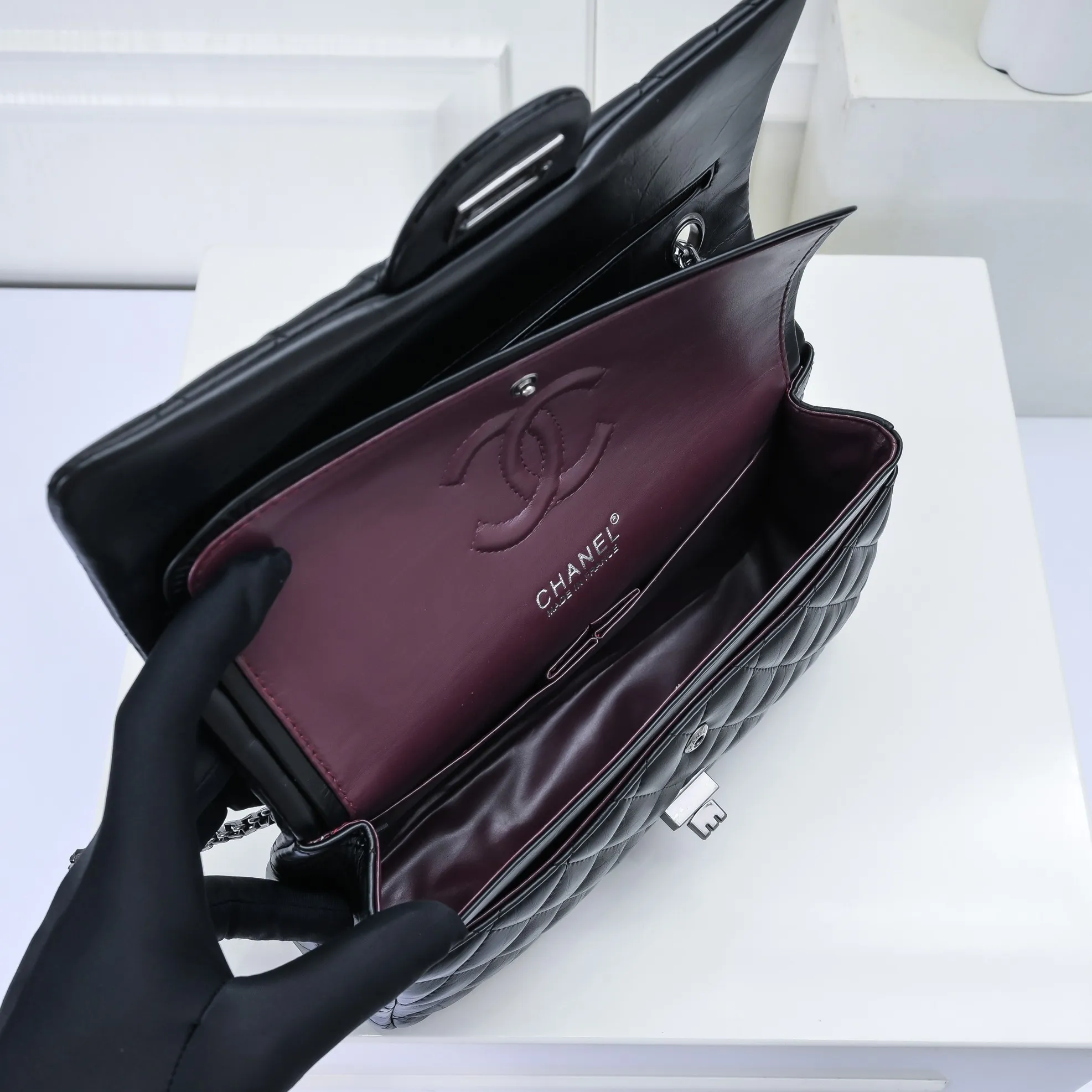 💰420￥💋Chanel2.55 Reissue Timeless♾Classic 2019 Autumn and Winter Official Newest Original Imported Fetal Cow The leather is delicate, soft and comfortable, comparable to the counters. 2.55 is a double-layer foldable square bag with a metal chain. It is named after its birth date in February 1955🌹❤️🔥🔥 Model: 1112 square buckle Size: 16-24-7.5cm