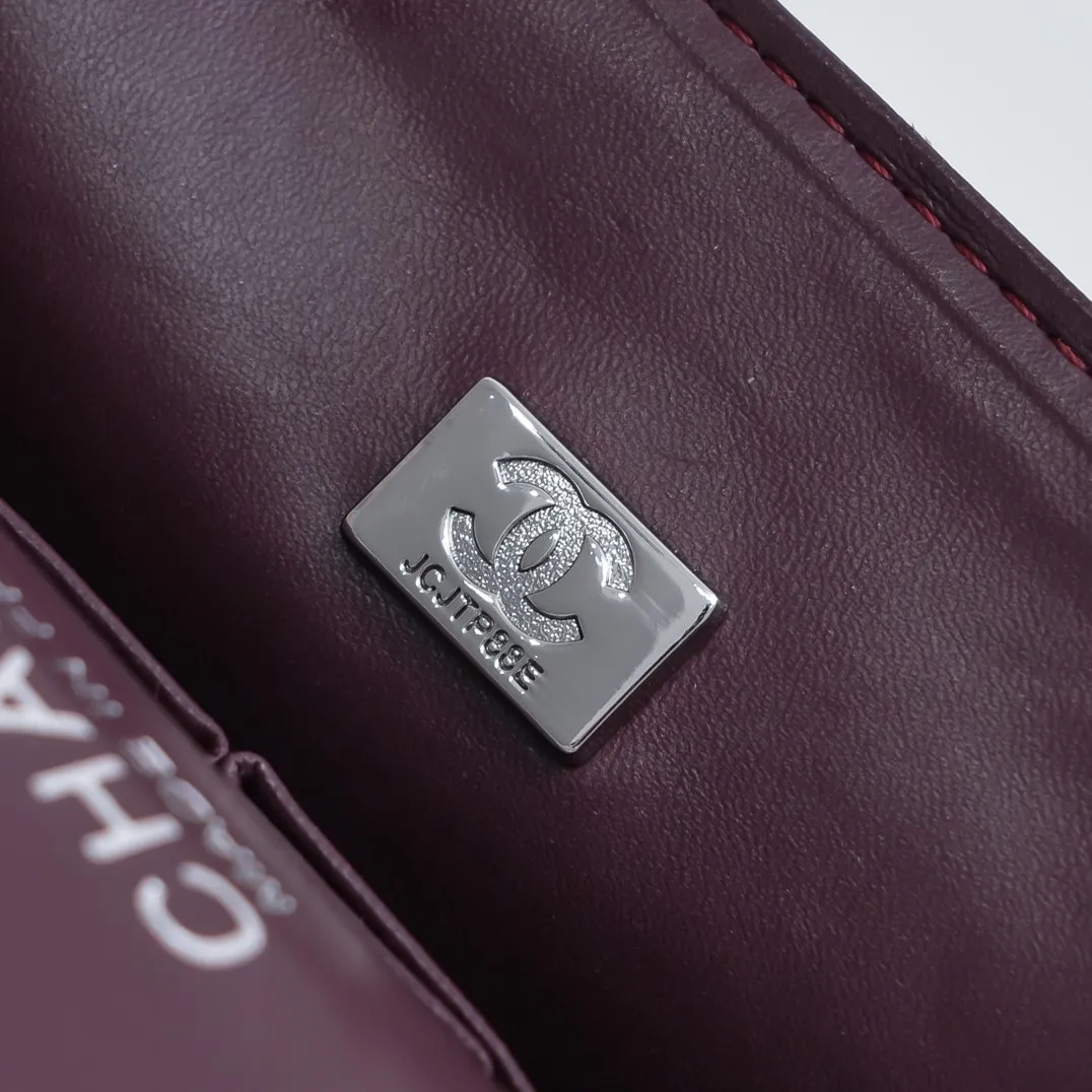 💰420￥💋Chanel2.55 Reissue Timeless♾Classic 2019 Autumn and Winter Official Newest Original Imported Fetal Cow The leather is delicate, soft and comfortable, comparable to the counters. 2.55 is a double-layer foldable square bag with a metal chain. It is named after its birth date in February 1955🌹❤️🔥🔥 Model: 1112 square buckle Size: 16-24-7.5cm