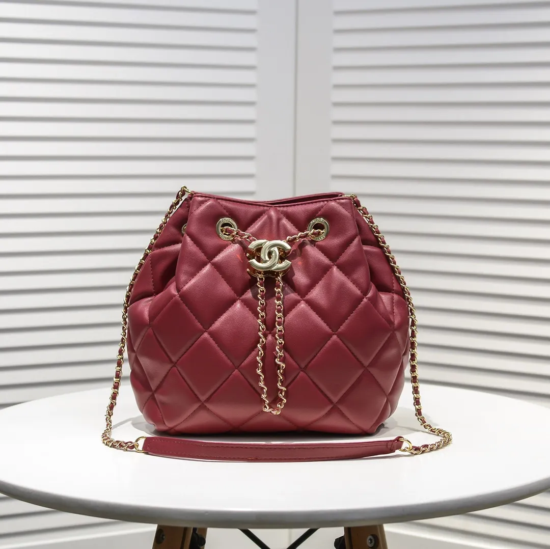 💰400￥ Large CHANEL: 2020 new model Double C chain pull rope mini bucket cowhide series, gold hardware accessories: large ribbed design, super aesthetic, which is Xiaoxiang’s design style in the past two years, the cowhide feels soft and comfortable, more suitable for mini-shaped bags. Perfectly designed, clean, casual and fashionable, this is a must-have drawstring bag. Size black ready stock. Style number: 1801# Size: 21*23*15cm