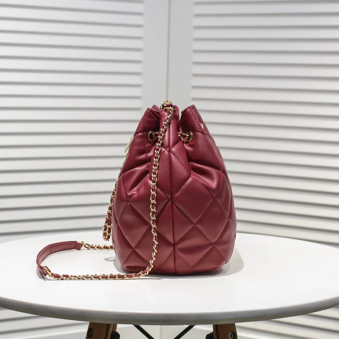 💰400￥ Large CHANEL: 2020 new model Double C chain pull rope mini bucket cowhide series, gold hardware accessories: large ribbed design, super aesthetic, which is Xiaoxiang’s design style in the past two years, the cowhide feels soft and comfortable, more suitable for mini-shaped bags. Perfectly designed, clean, casual and fashionable, this is a must-have drawstring bag. Size black ready stock. Style number: 1801# Size: 21*23*15cm