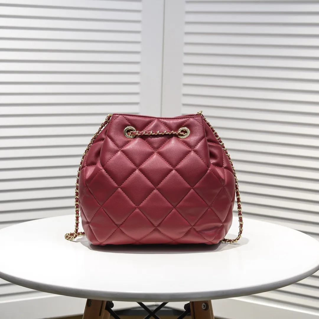 💰400￥ Large CHANEL: 2020 new model Double C chain pull rope mini bucket cowhide series, gold hardware accessories: large ribbed design, super aesthetic, which is Xiaoxiang’s design style in the past two years, the cowhide feels soft and comfortable, more suitable for mini-shaped bags. Perfectly designed, clean, casual and fashionable, this is a must-have drawstring bag. Size black ready stock. Style number: 1801# Size: 21*23*15cm