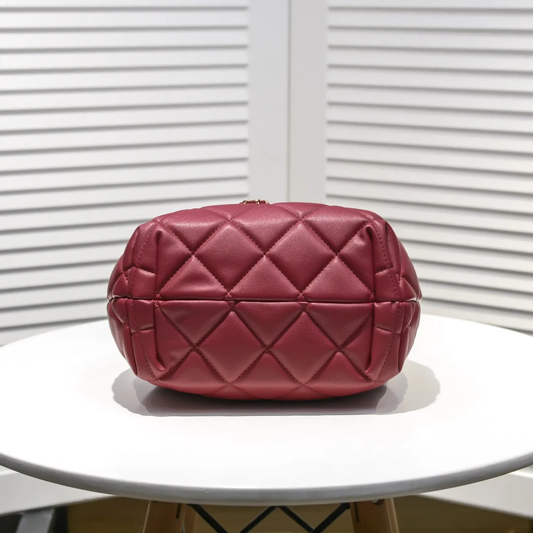 💰400￥ Large CHANEL: 2020 new model Double C chain pull rope mini bucket cowhide series, gold hardware accessories: large ribbed design, super aesthetic, which is Xiaoxiang’s design style in the past two years, the cowhide feels soft and comfortable, more suitable for mini-shaped bags. Perfectly designed, clean, casual and fashionable, this is a must-have drawstring bag. Size black ready stock. Style number: 1801# Size: 21*23*15cm