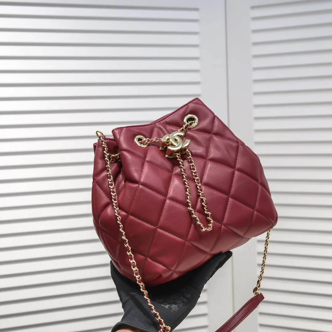 💰400￥ Large CHANEL: 2020 new model Double C chain pull rope mini bucket cowhide series, gold hardware accessories: large ribbed design, super aesthetic, which is Xiaoxiang’s design style in the past two years, the cowhide feels soft and comfortable, more suitable for mini-shaped bags. Perfectly designed, clean, casual and fashionable, this is a must-have drawstring bag. Size black ready stock. Style number: 1801# Size: 21*23*15cm