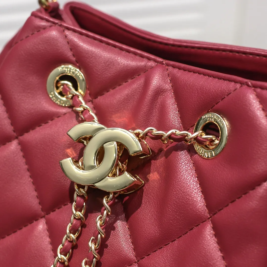 💰400￥ Large CHANEL: 2020 new model Double C chain pull rope mini bucket cowhide series, gold hardware accessories: large ribbed design, super aesthetic, which is Xiaoxiang’s design style in the past two years, the cowhide feels soft and comfortable, more suitable for mini-shaped bags. Perfectly designed, clean, casual and fashionable, this is a must-have drawstring bag. Size black ready stock. Style number: 1801# Size: 21*23*15cm